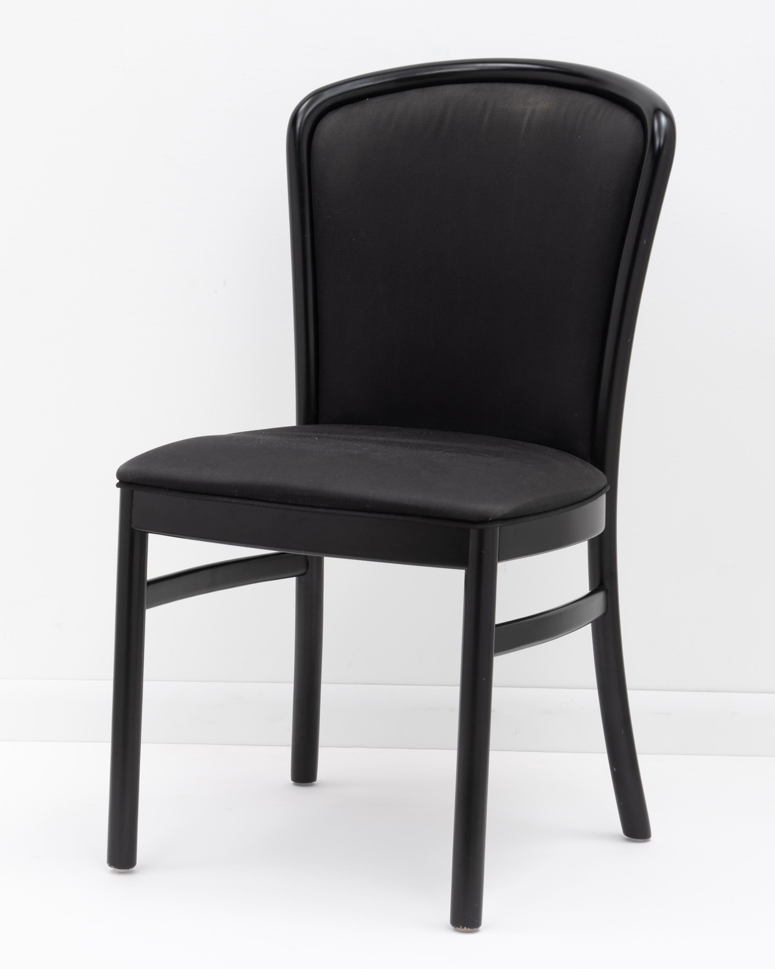 Postmoderne italienische Schwarz lackierte Tonon-Esszimmerstühle Ello - ein Set aus zehn Stühlen im Angebot 4
