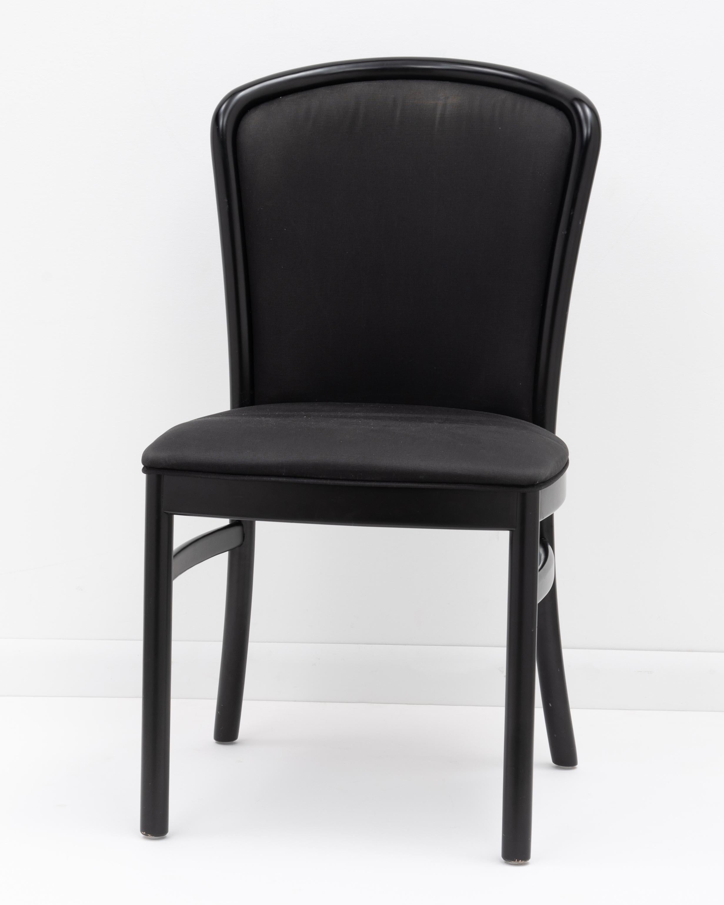 Postmoderne italienische Schwarz lackierte Tonon-Esszimmerstühle Ello - ein Set aus zehn Stühlen im Angebot 5