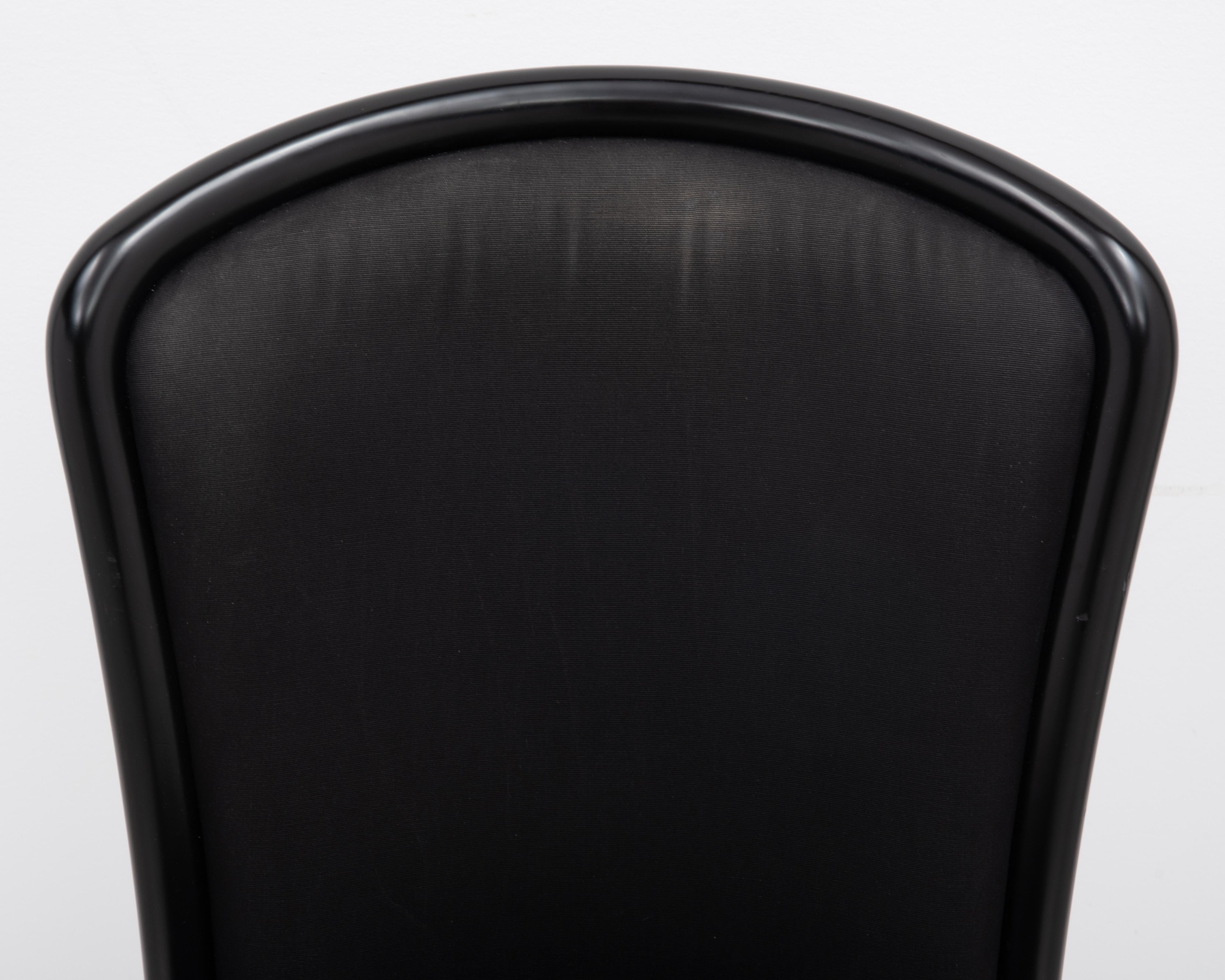 Postmoderne italienische Schwarz lackierte Tonon-Esszimmerstühle Ello - ein Set aus zehn Stühlen im Angebot 6