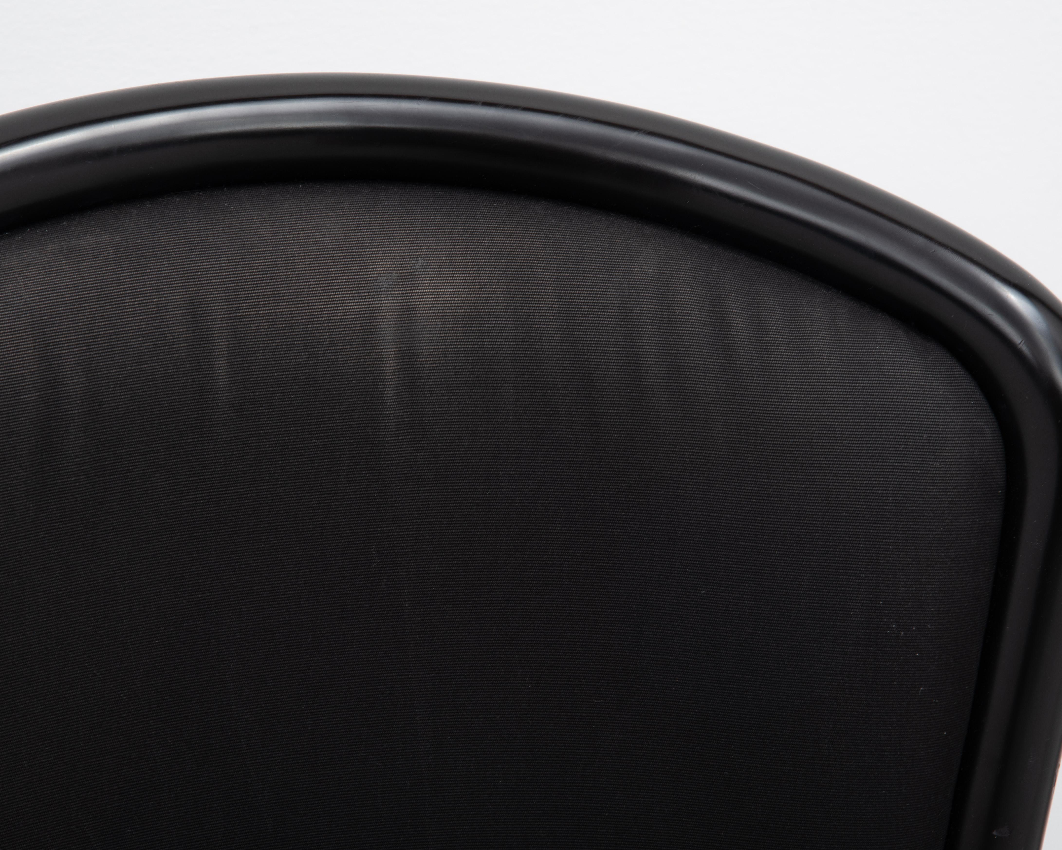 Postmoderne italienische Schwarz lackierte Tonon-Esszimmerstühle Ello - ein Set aus zehn Stühlen im Angebot 7