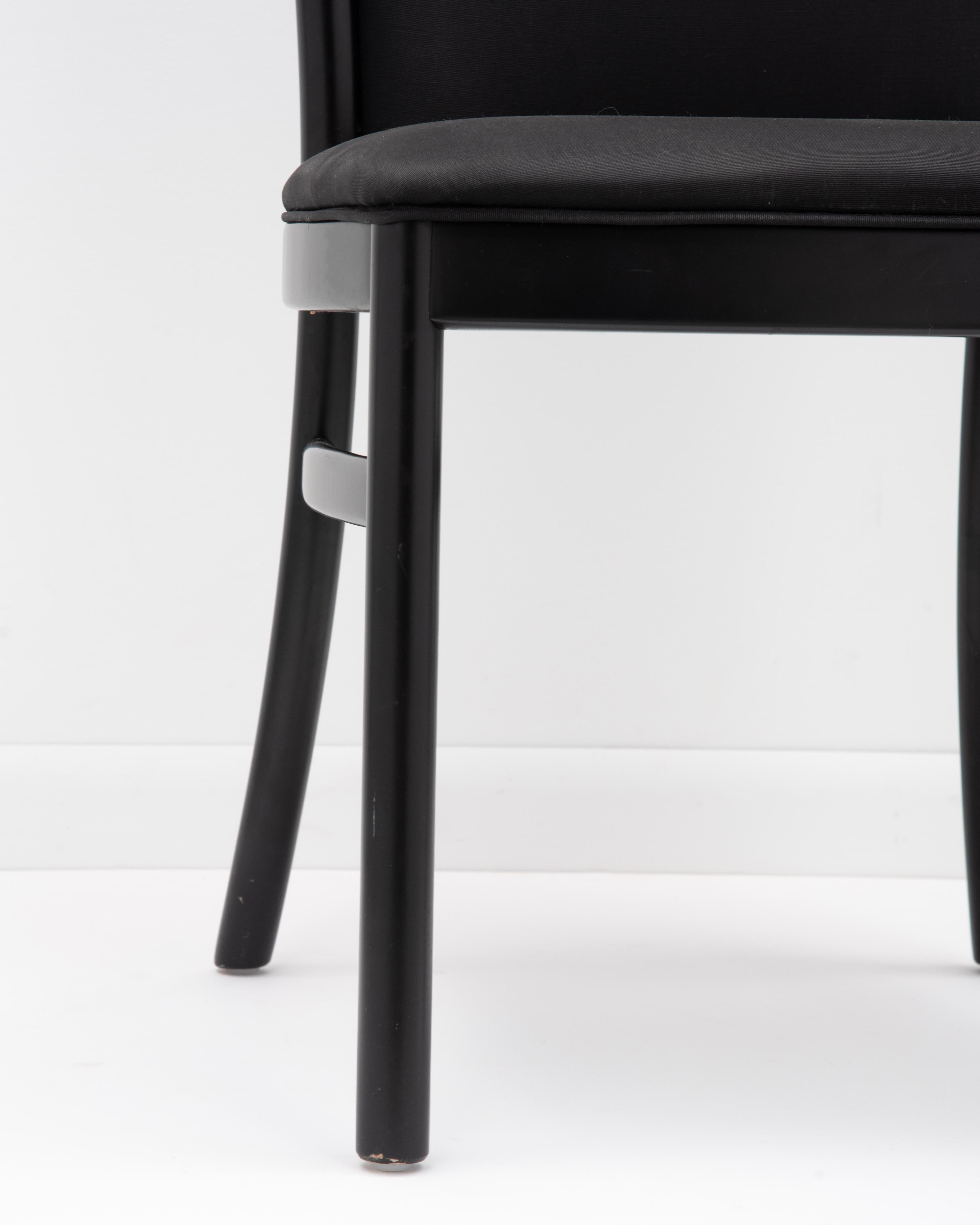 Postmoderne italienische Schwarz lackierte Tonon-Esszimmerstühle Ello - ein Set aus zehn Stühlen im Angebot 8