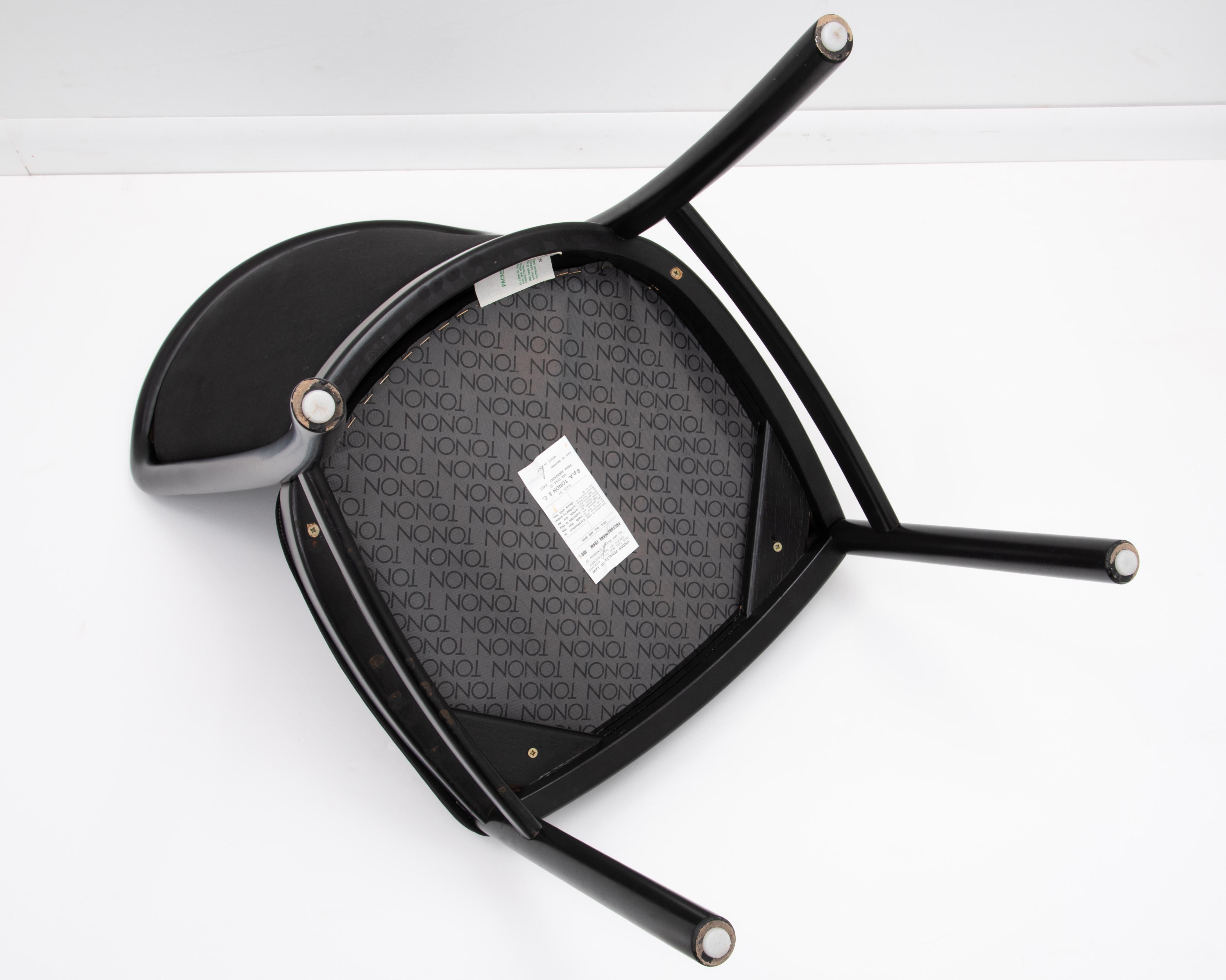 Postmoderne italienische Schwarz lackierte Tonon-Esszimmerstühle Ello - ein Set aus zehn Stühlen im Angebot 9
