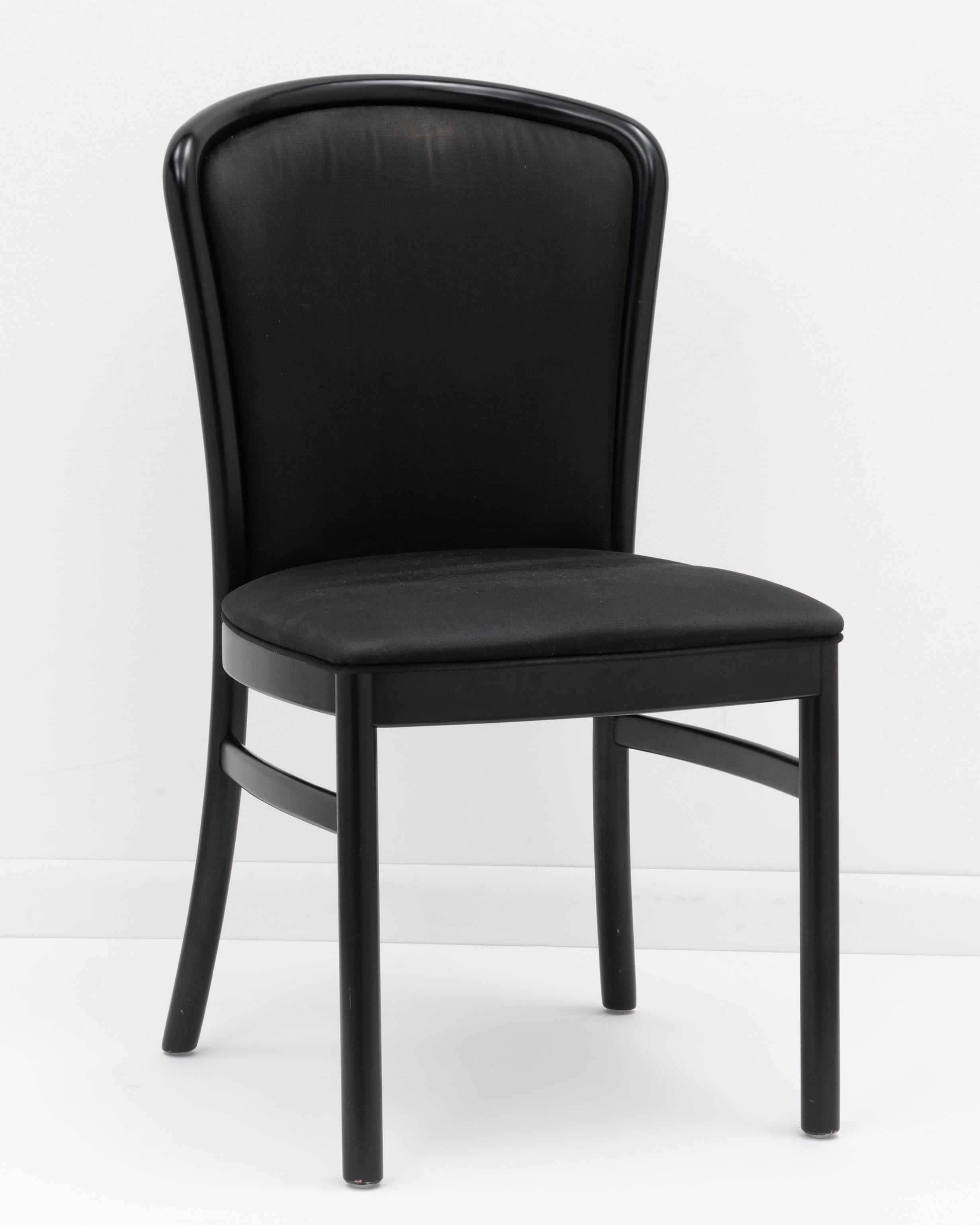 Postmoderne italienische Schwarz lackierte Tonon-Esszimmerstühle Ello - ein Set aus zehn Stühlen (Italienisch) im Angebot