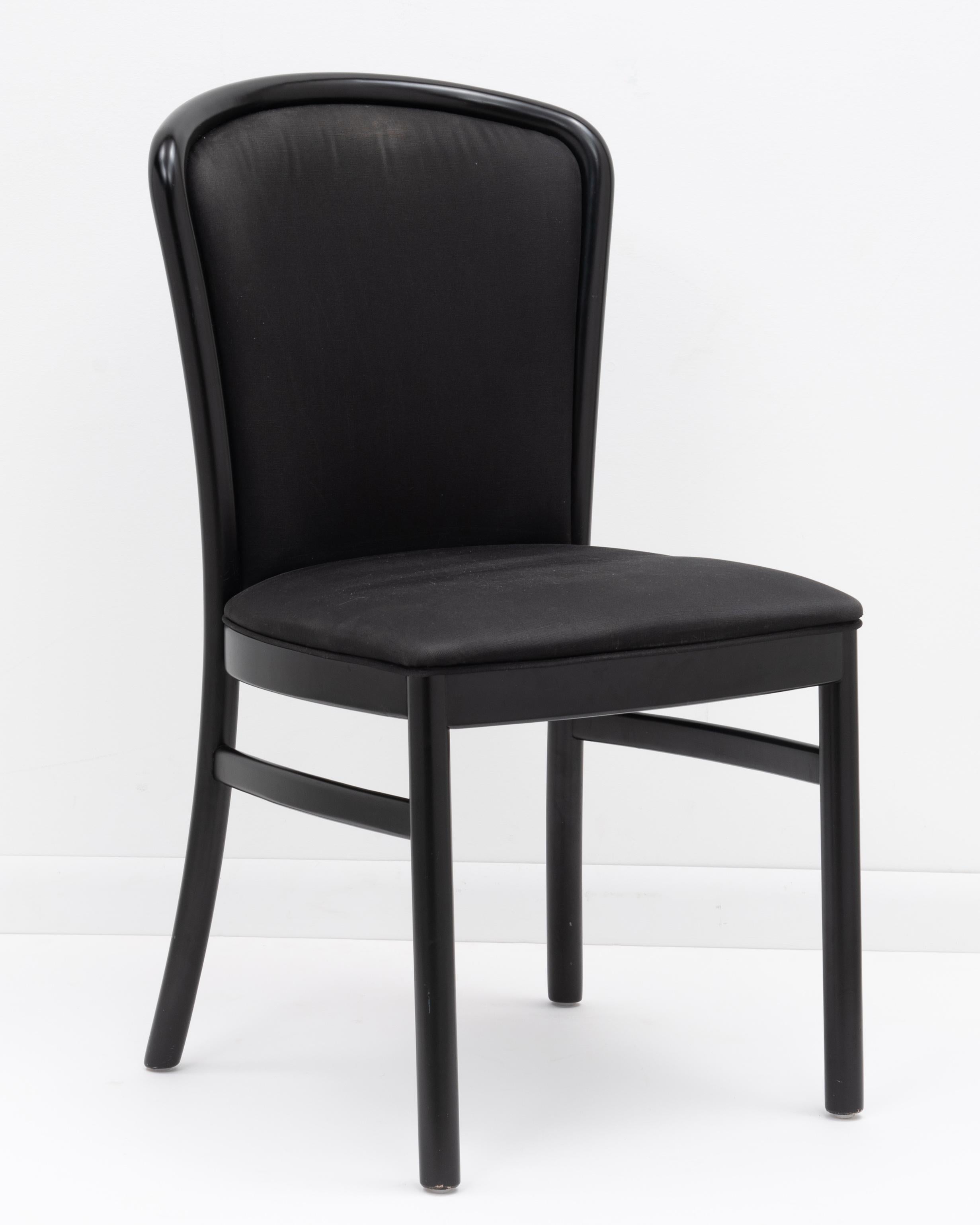 Postmoderne italienische Schwarz lackierte Tonon-Esszimmerstühle Ello - ein Set aus zehn Stühlen im Zustand „Gut“ im Angebot in Forest Grove, PA