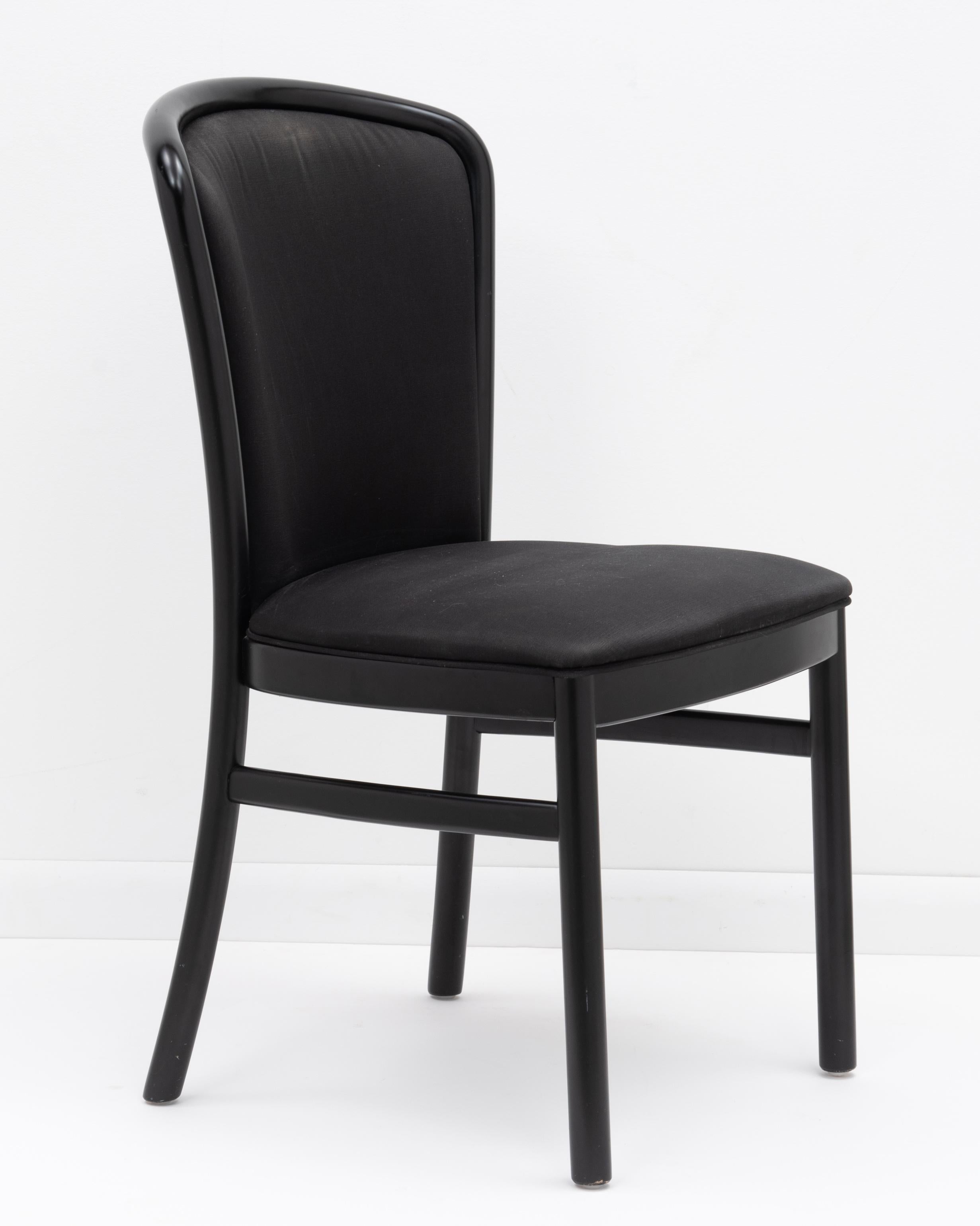 Postmoderne italienische Schwarz lackierte Tonon-Esszimmerstühle Ello - ein Set aus zehn Stühlen (Ende des 20. Jahrhunderts) im Angebot