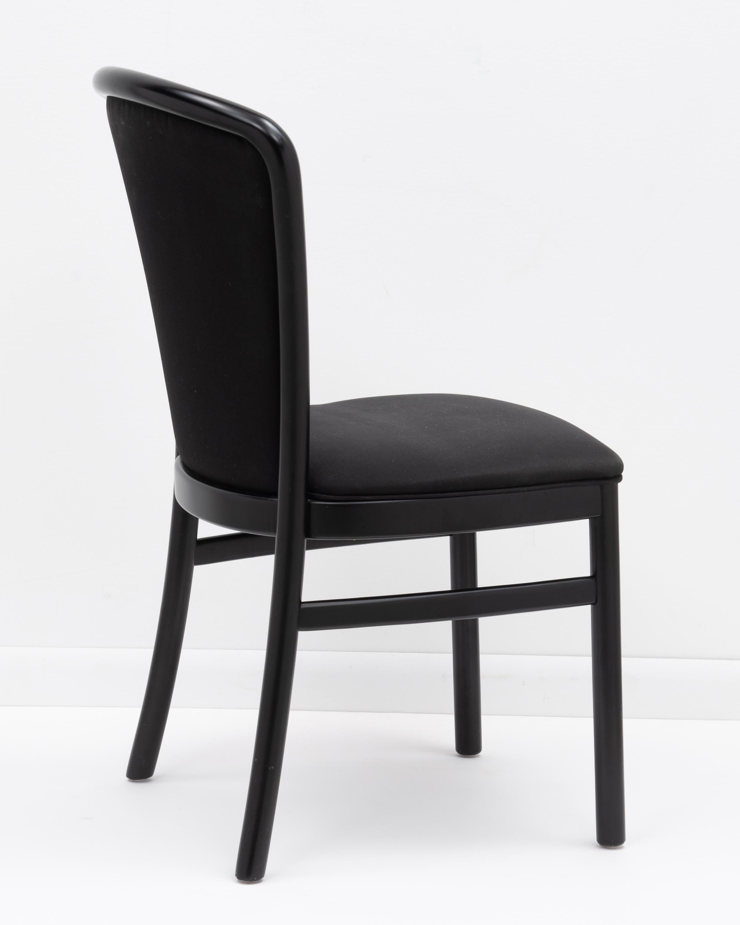 Postmoderne italienische Schwarz lackierte Tonon-Esszimmerstühle Ello - ein Set aus zehn Stühlen (Stoff) im Angebot