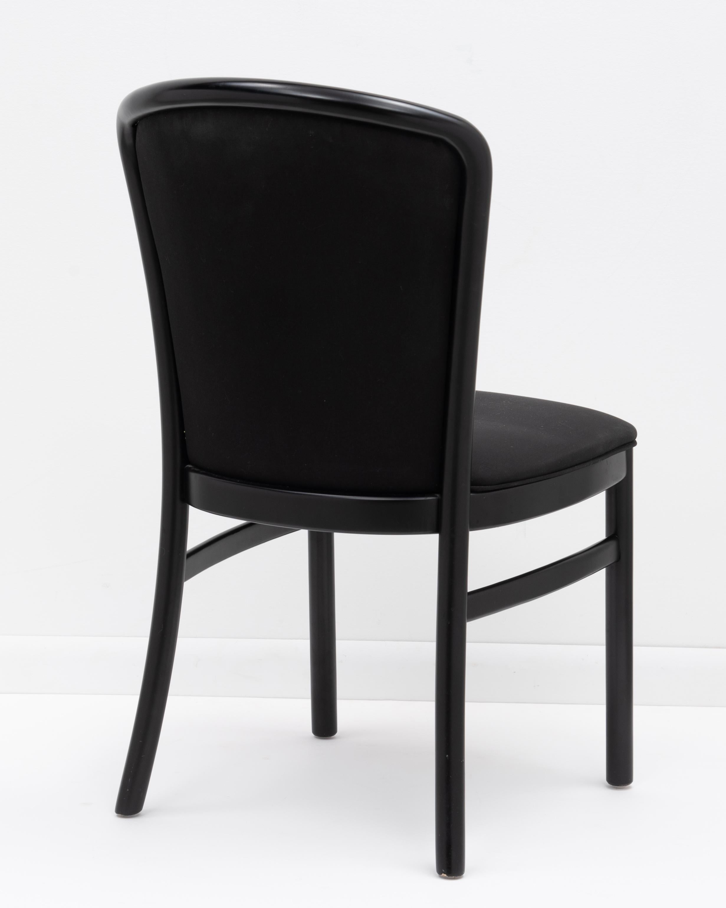 Postmoderne italienische Schwarz lackierte Tonon-Esszimmerstühle Ello - ein Set aus zehn Stühlen im Angebot 1