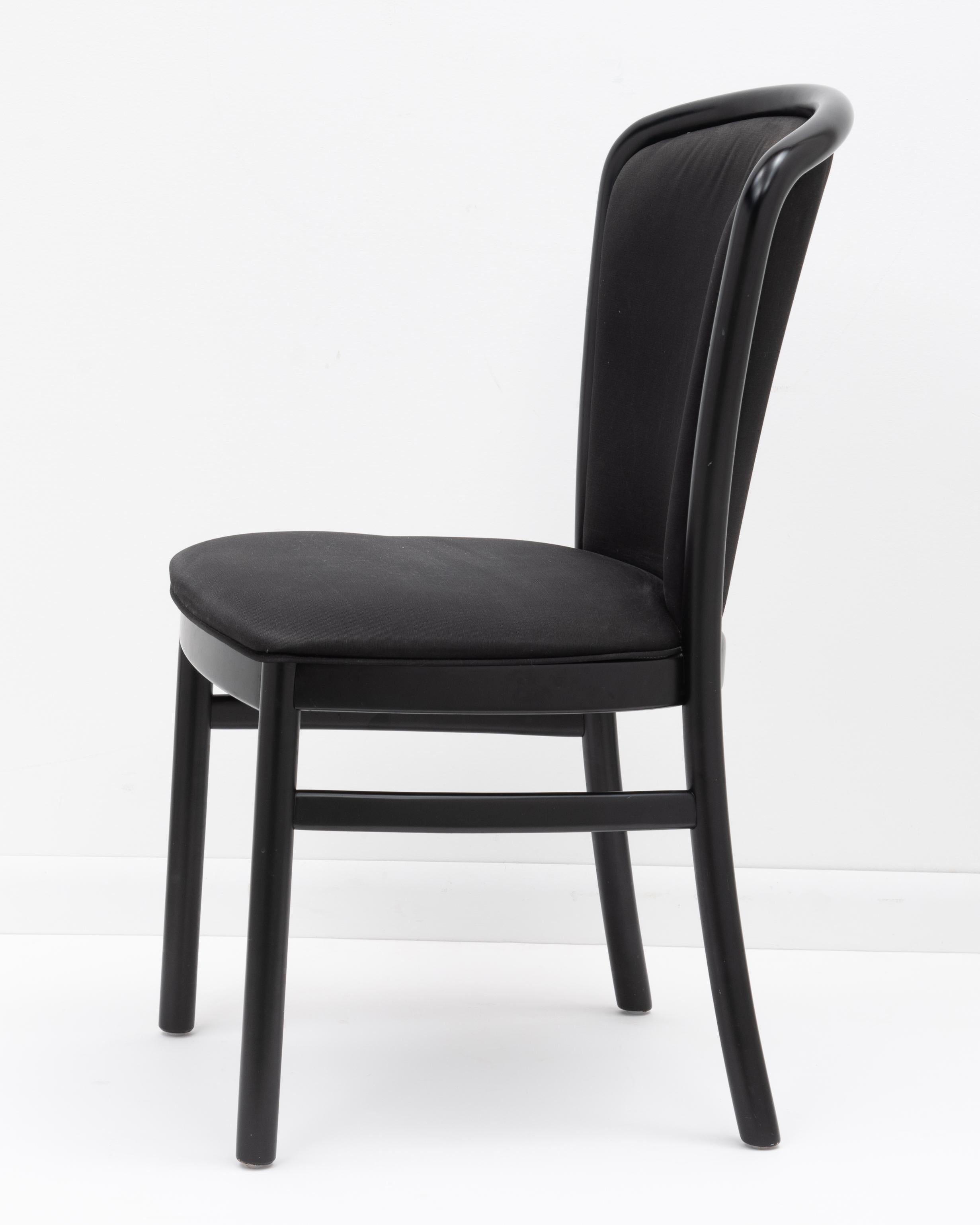 Postmoderne italienische Schwarz lackierte Tonon-Esszimmerstühle Ello - ein Set aus zehn Stühlen im Angebot 3