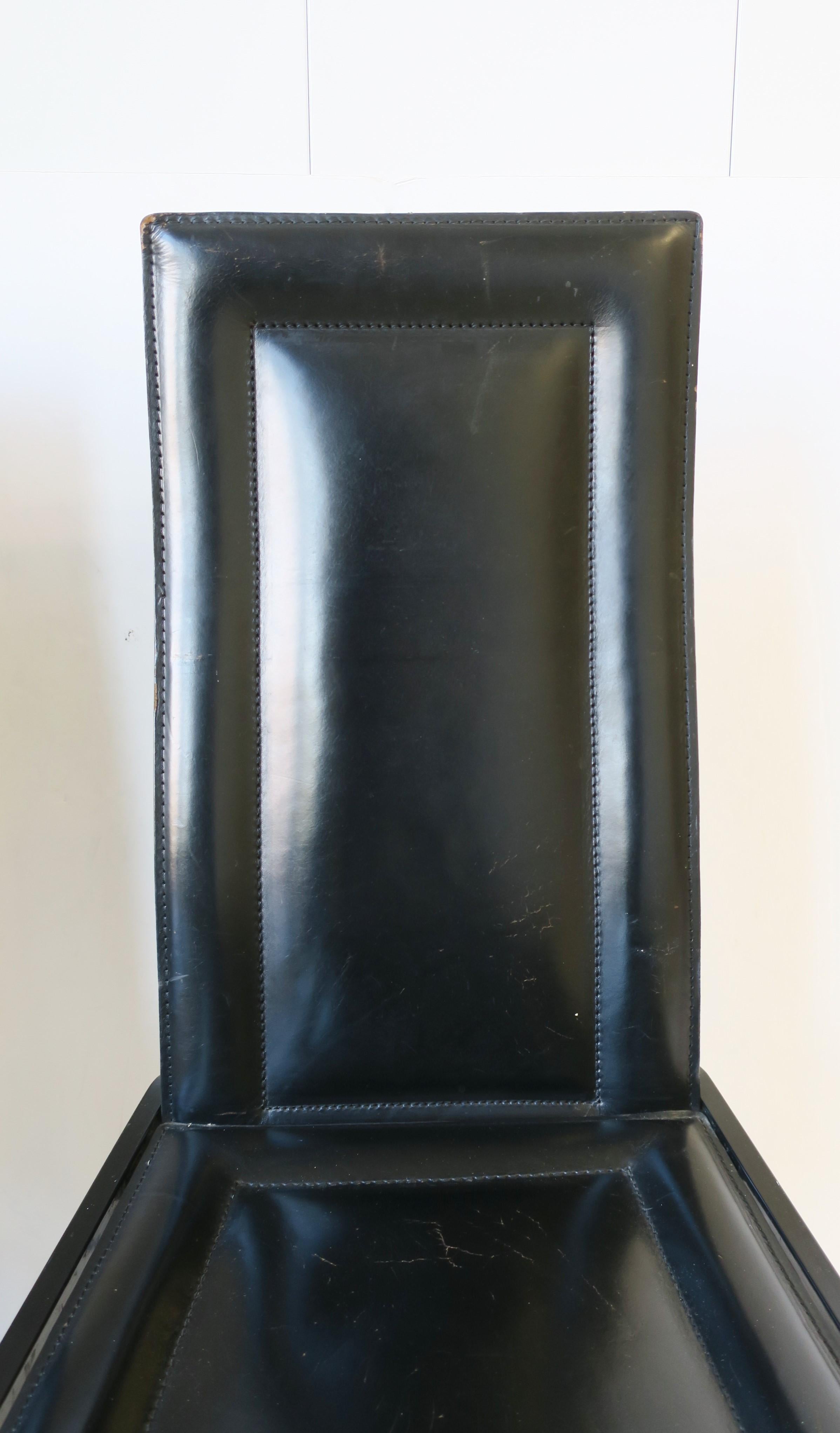 Paire de chaises de bureau en cuir noir italien Paire de chaises de bureau postmodernes, circa 1970 en vente 12