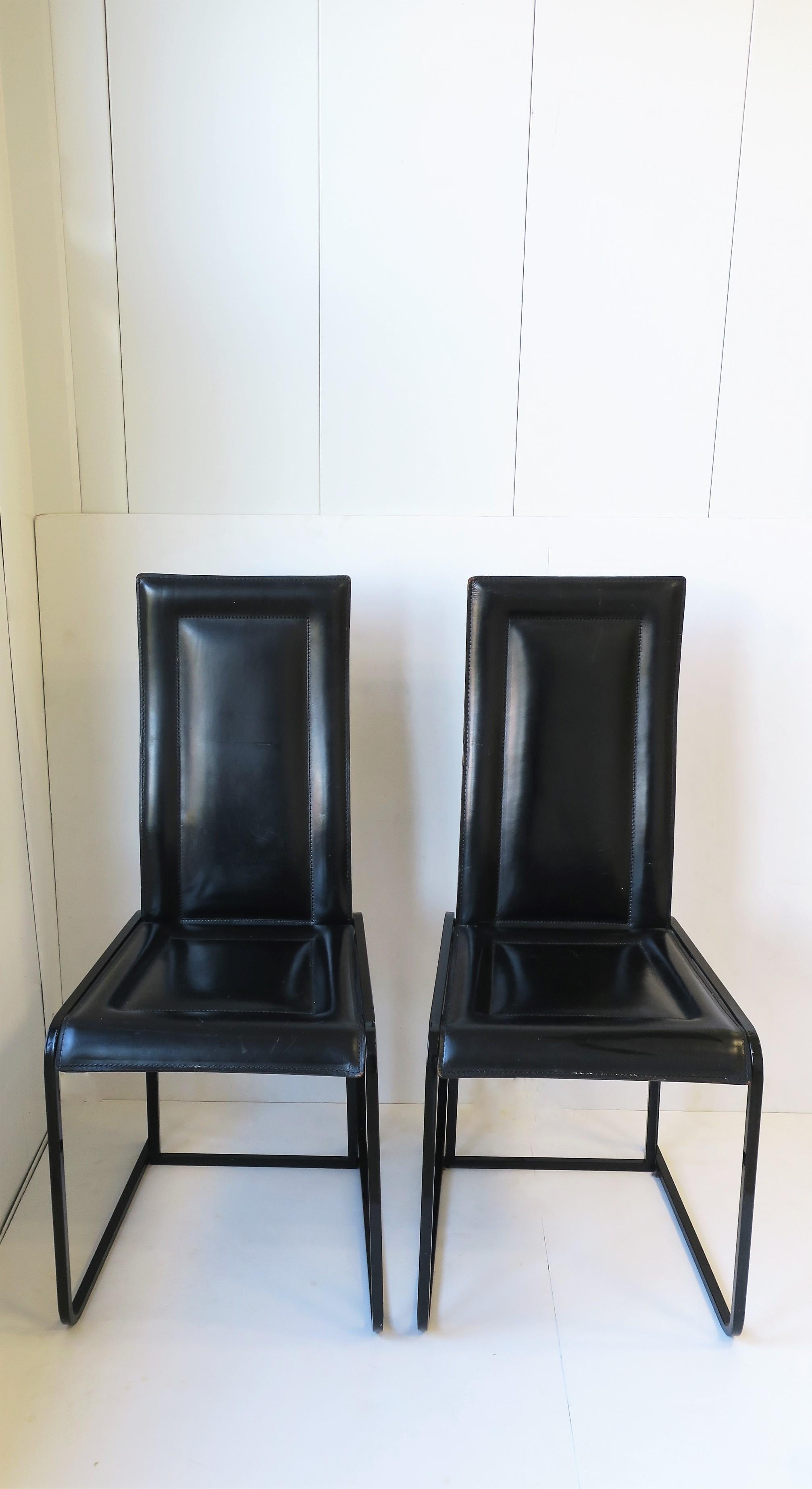 Paire de chaises postmodernes italiennes des années 70 en cuir noir et métal brillant, circa 1970, Italie. Avec étiquette portant la mention 