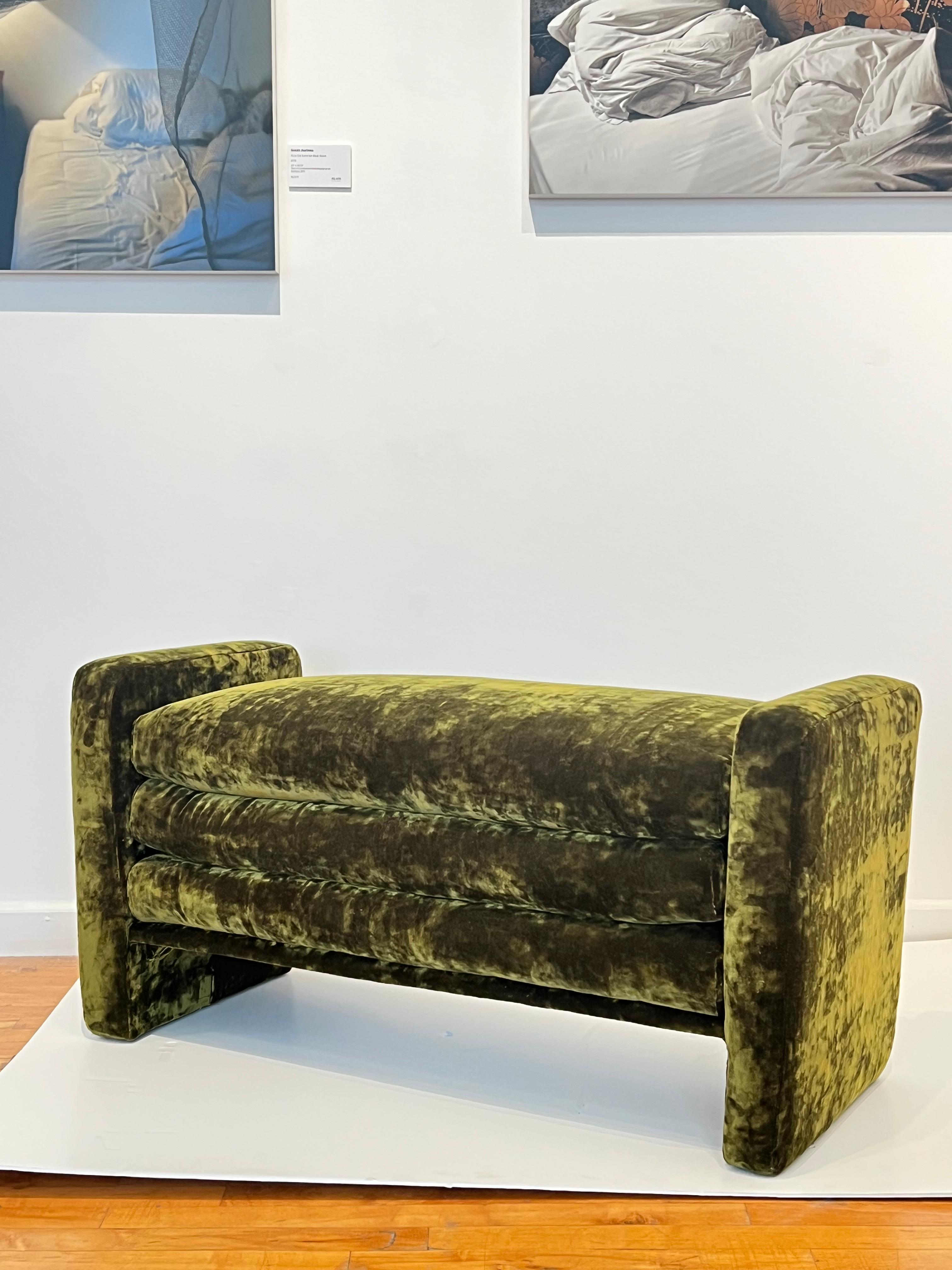 Banc postmoderne refait à neuf en chenille italienne.