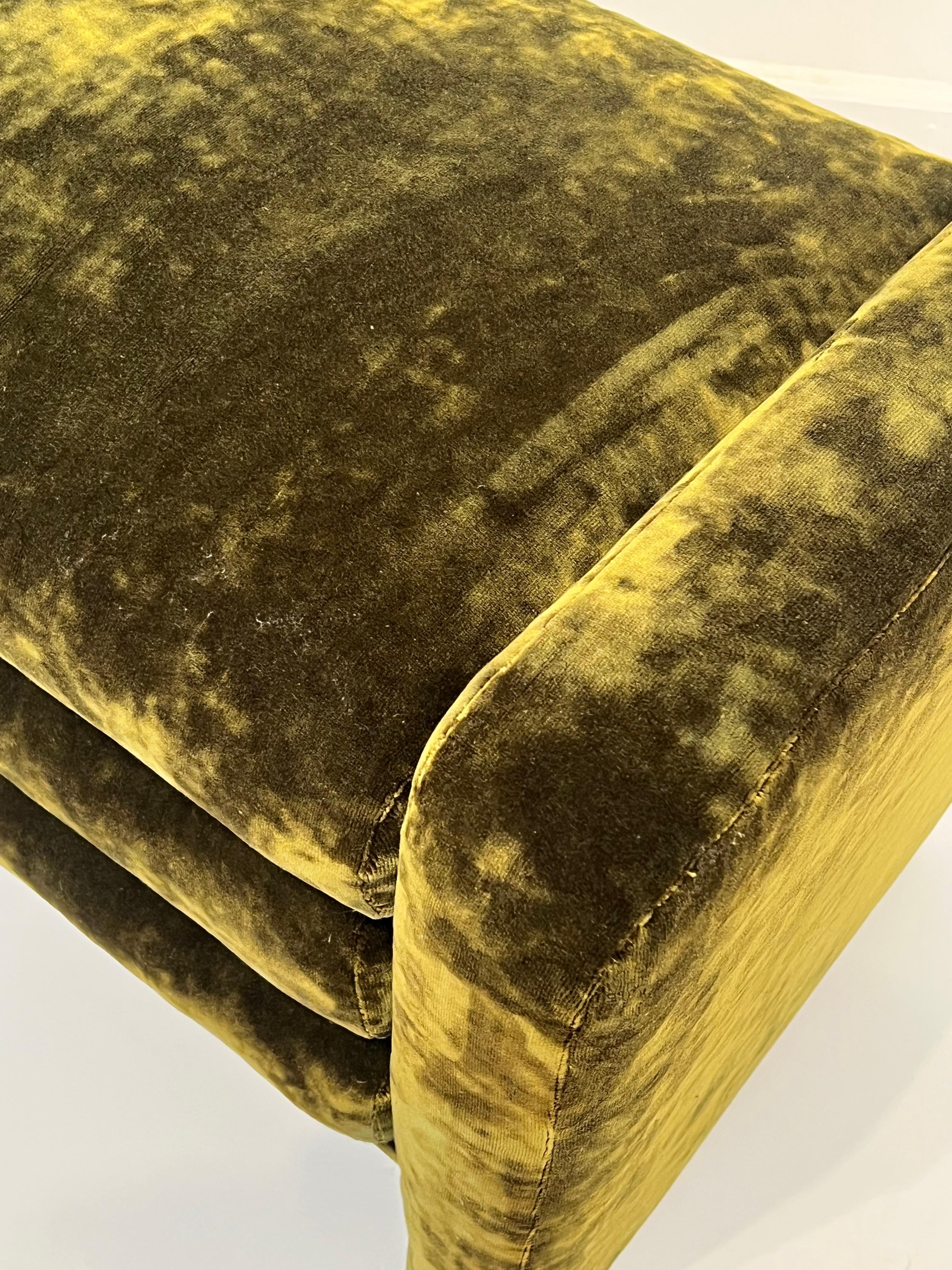 Banc italien postmoderne en chenille Bon état - En vente à Chicago, IL