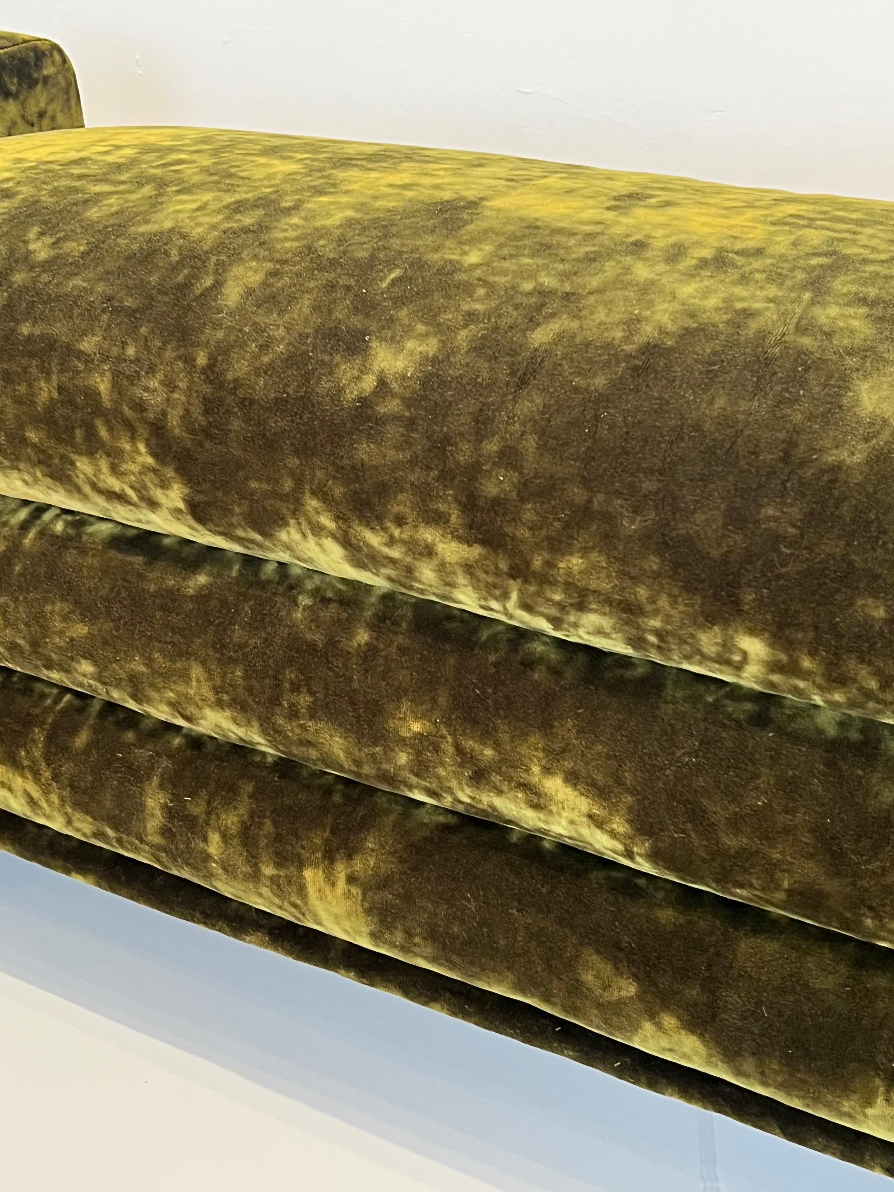 Fin du 20e siècle Banc italien postmoderne en chenille en vente