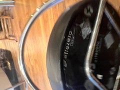 Sgabello singolo postmoderno con piedini cromati di Effezeta