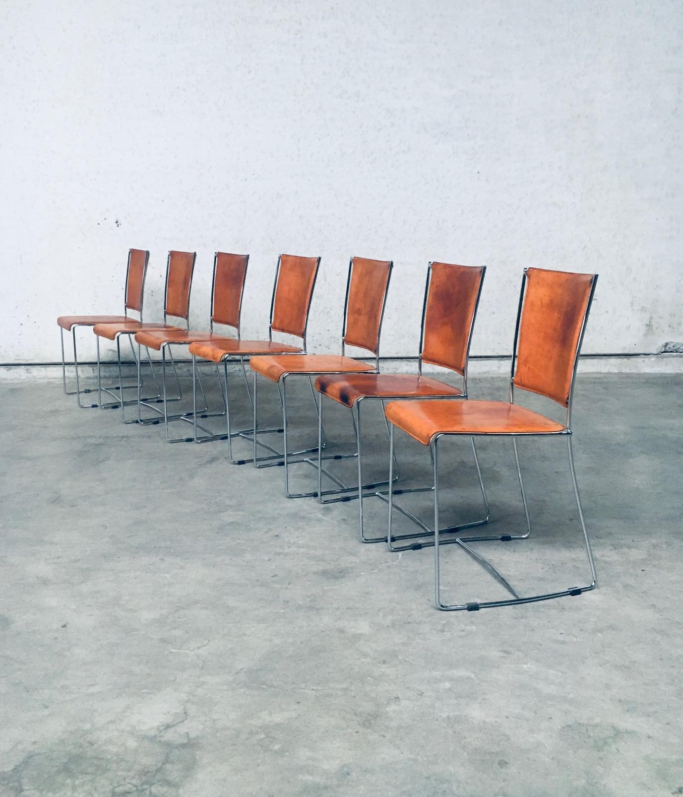 Fin du 20e siècle Ensemble de chaises de salle à manger en cuir au design italien postmoderne par Segis, Italie, années 1990 en vente