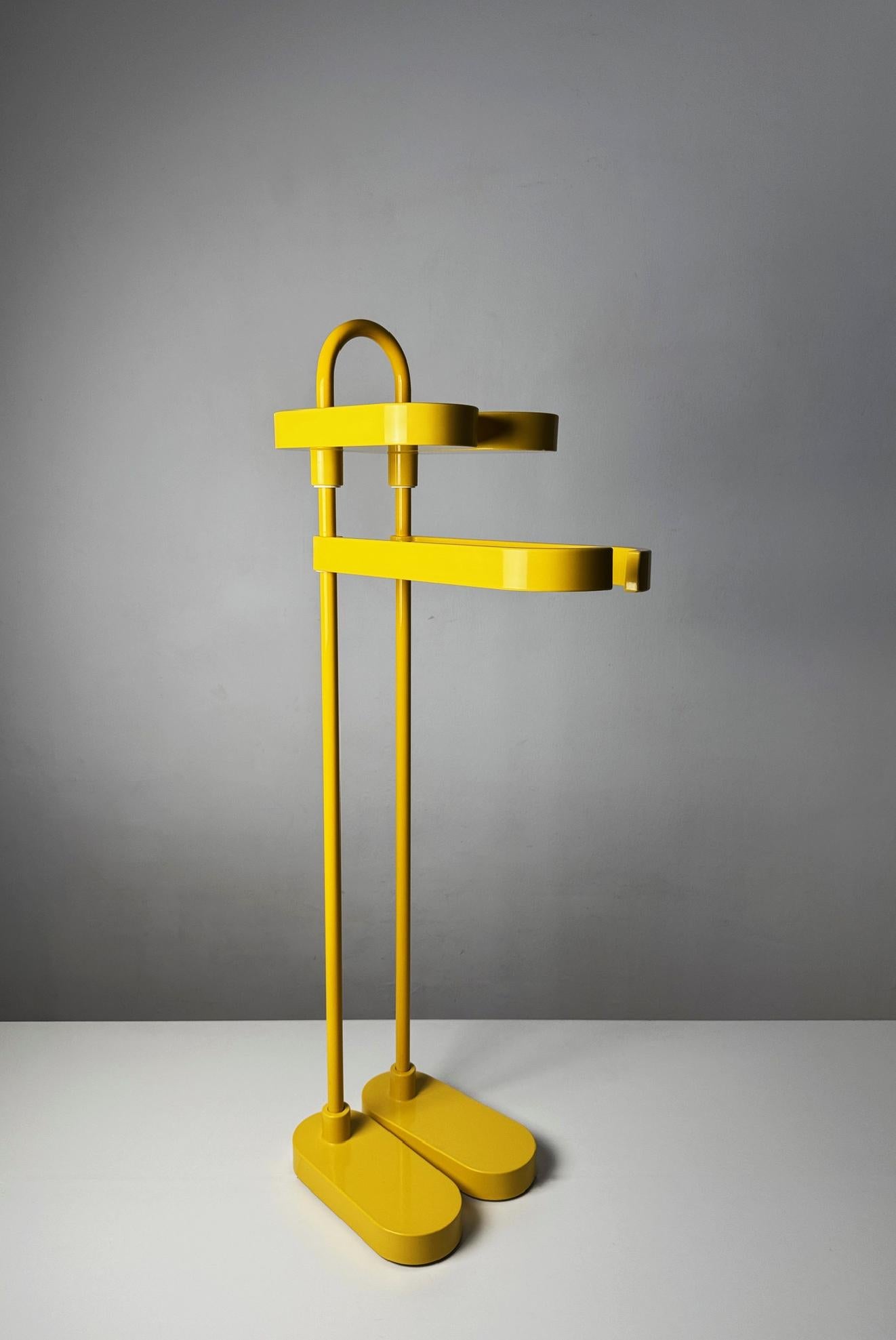Italian Memphis Style Valet / Towel Rack by Metalplastica Luccese, 1980s

Striking and functional, this vintage valet / towel rack embodies the bold spirit of 1980s Italian Memphis design. Produced by Metalplastica Luccese, the piece captures the