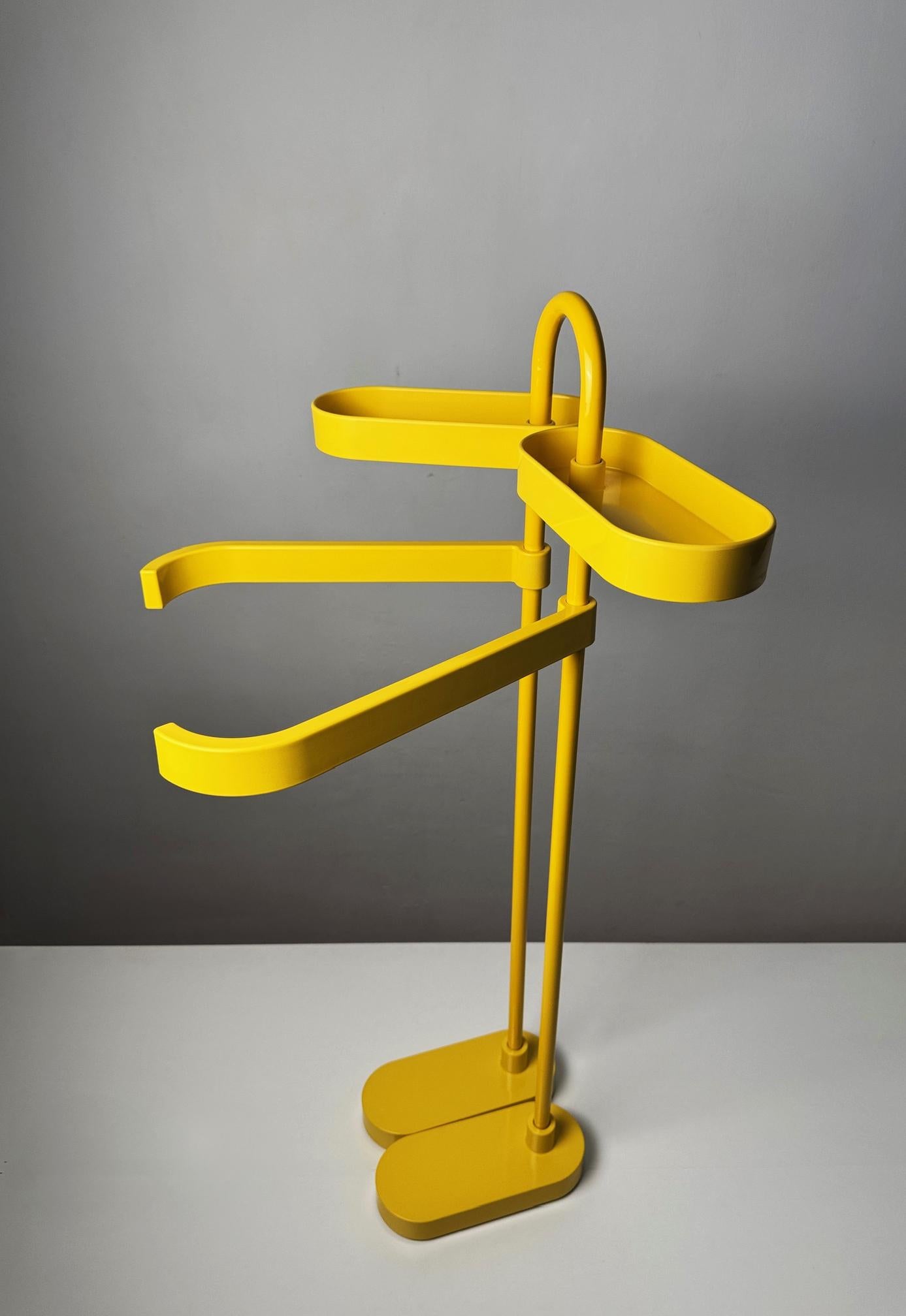 Postmodern Italian design Valet / Towel Rack by Metalplastica Luccese, 1980s In Good Condition For Sale In BARCELONA, ES