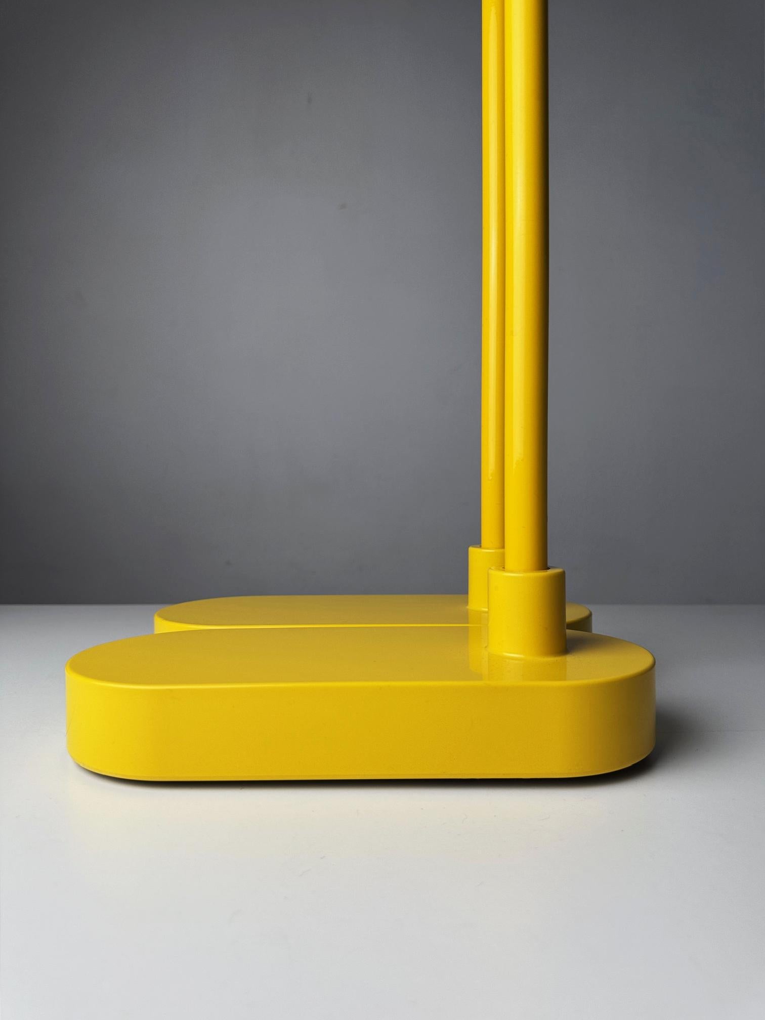 Postmodern Italian design Valet / Towel Rack by Metalplastica Luccese, 1980s For Sale 1