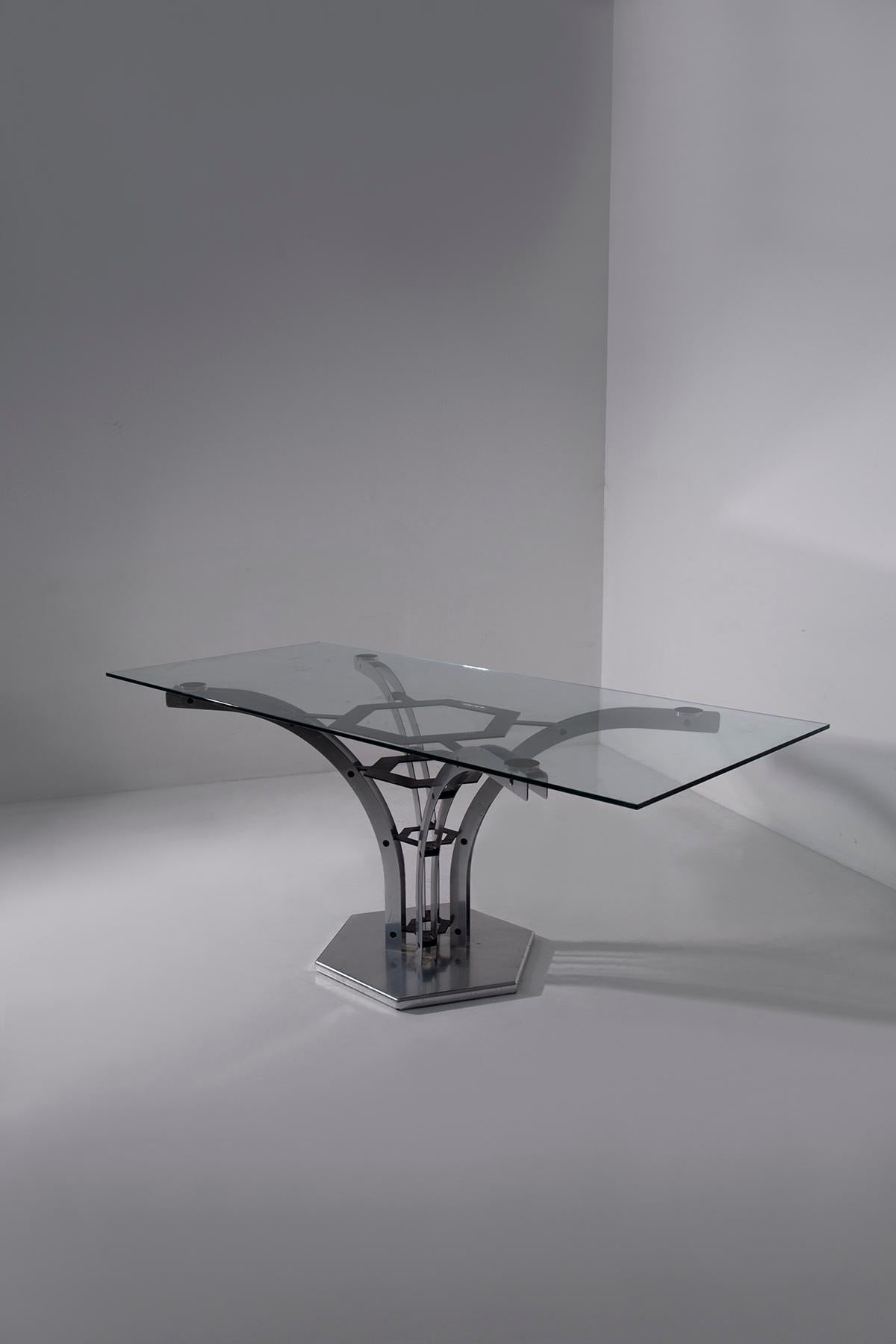 Entrez dans le monde captivant du design italien avec cette table géométrique frappante des années 1970 au début des années 1980. Son piédestal élaboré présente une précision technique qui force l'admiration, vous invitant à explorer ses détails