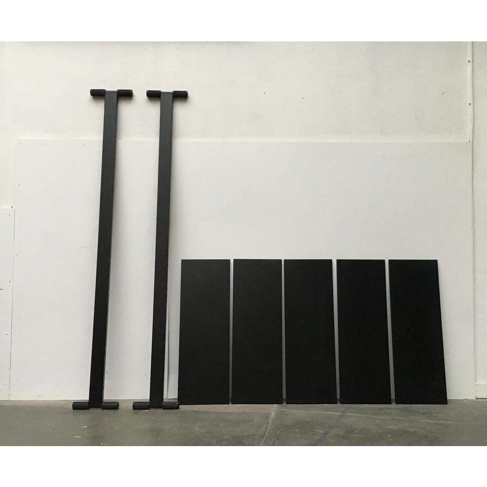 Etagère en métal du fabricant italien Biefeplast d'après un projet de Rodney Kinsman datant des années 80.

Un classique du design des années 80 dans un langage formel postmoderne. Ce système d'étagères modulaires se caractérise par sa