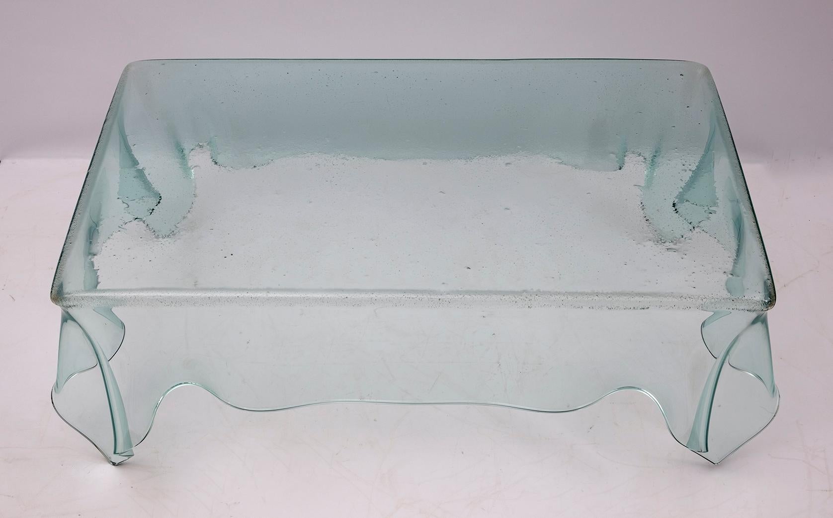 Kristalltaschentuch, hergestellt in Italien in den 1980er Jahren, wahrscheinlich von FIAM.
Maße des Oberteils 102 x 62 cm.