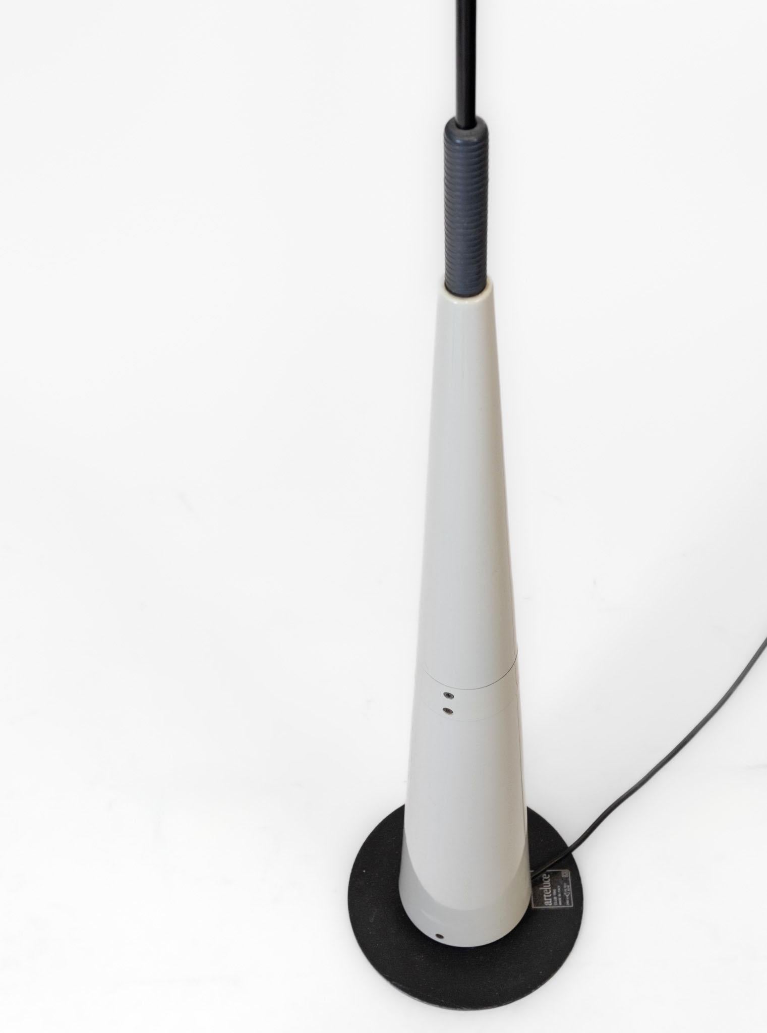 Verstellbare postmoderne italienische Stehlampe mit italienischer Höhe von Arteluce, Modell Club 1195, 1980 (Postmoderne) im Angebot