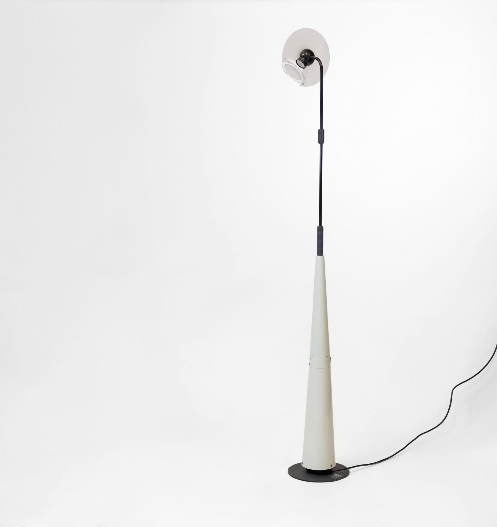 Verstellbare postmoderne italienische Stehlampe mit italienischer Höhe von Arteluce, Modell Club 1195, 1980 im Zustand „Gut“ im Angebot in Norwich, GB