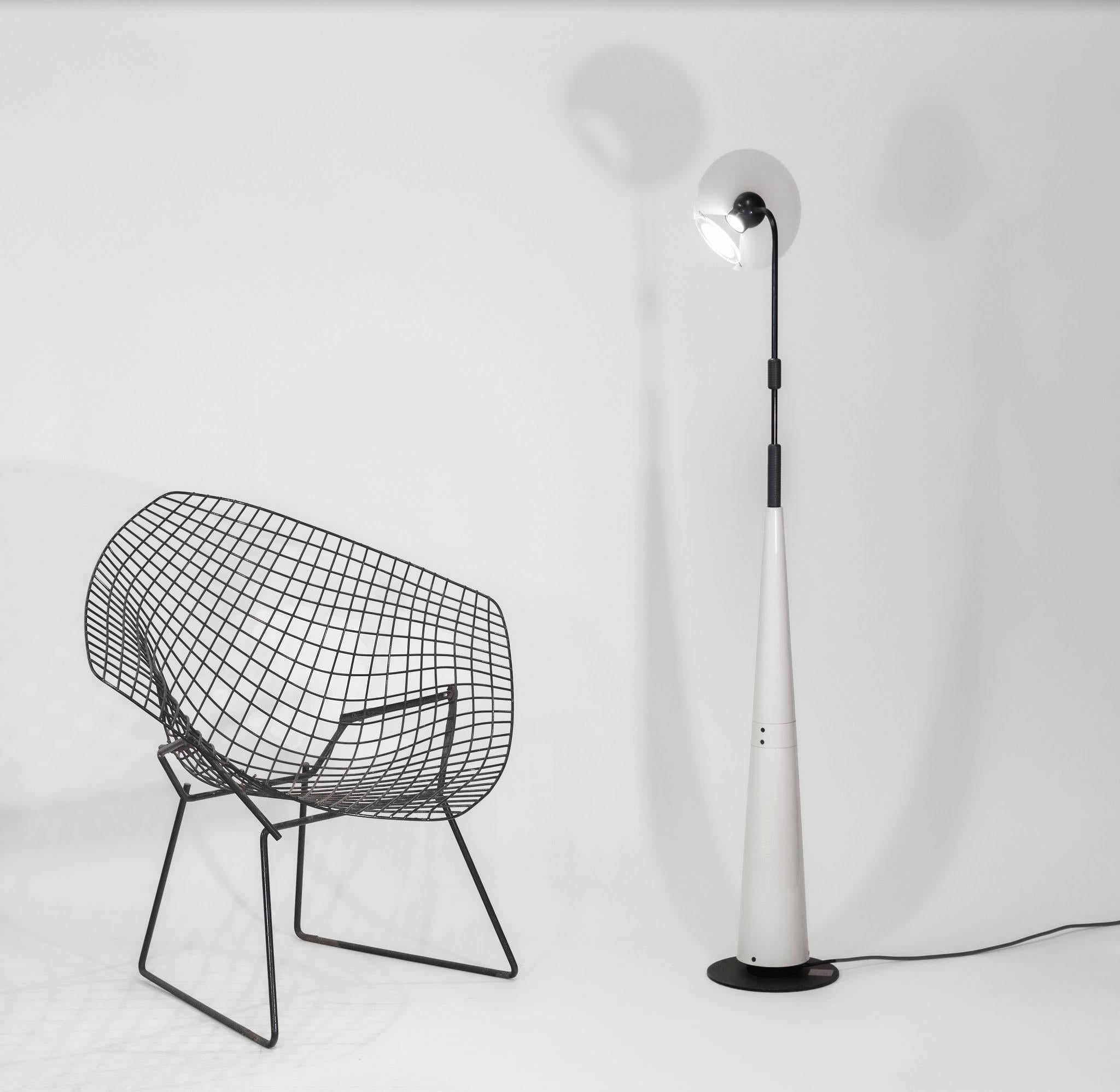 Verstellbare postmoderne italienische Stehlampe mit italienischer Höhe von Arteluce, Modell Club 1195, 1980 (Ende des 20. Jahrhunderts) im Angebot
