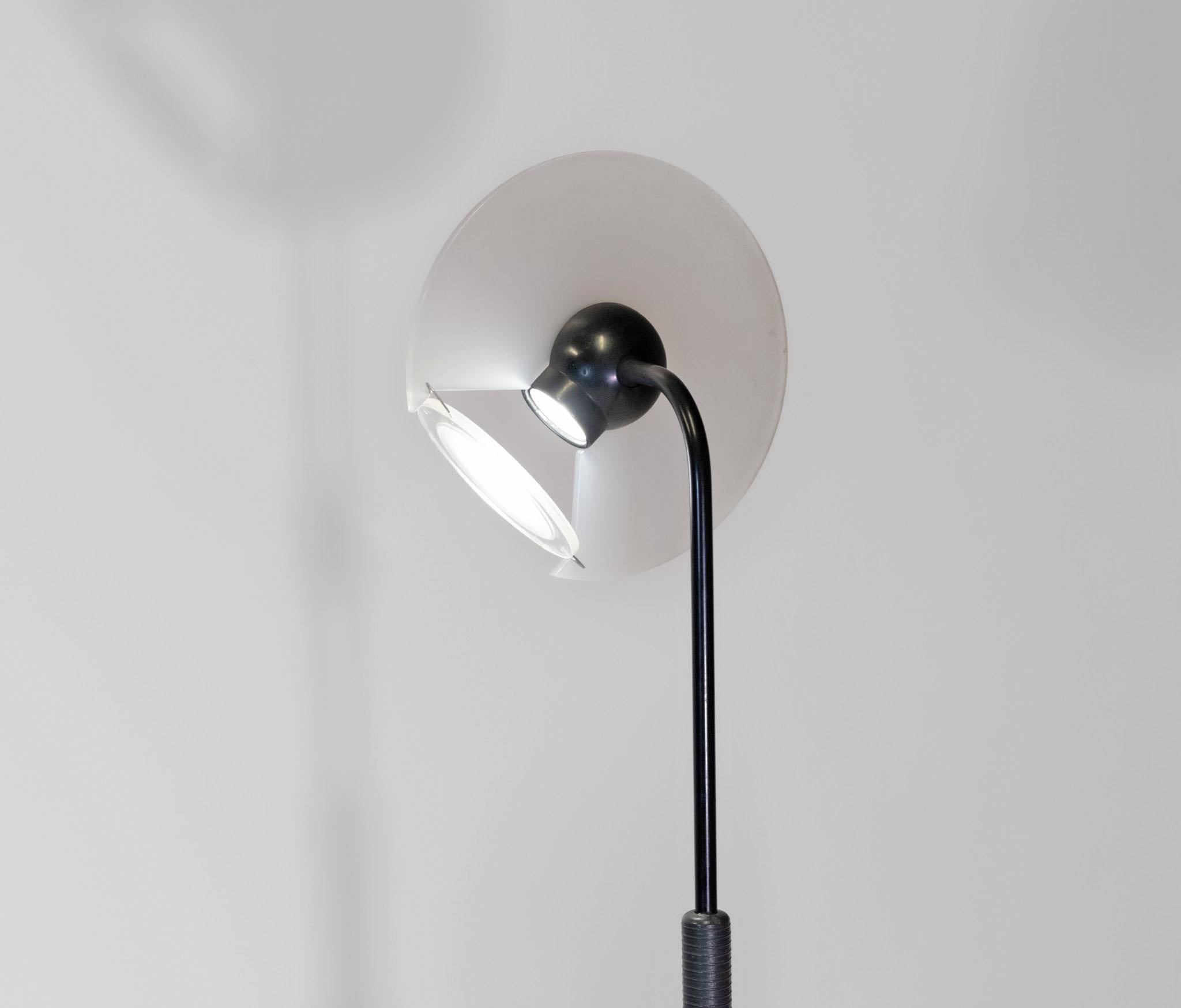 Verstellbare postmoderne italienische Stehlampe mit italienischer Höhe von Arteluce, Modell Club 1195, 1980 (Metall) im Angebot