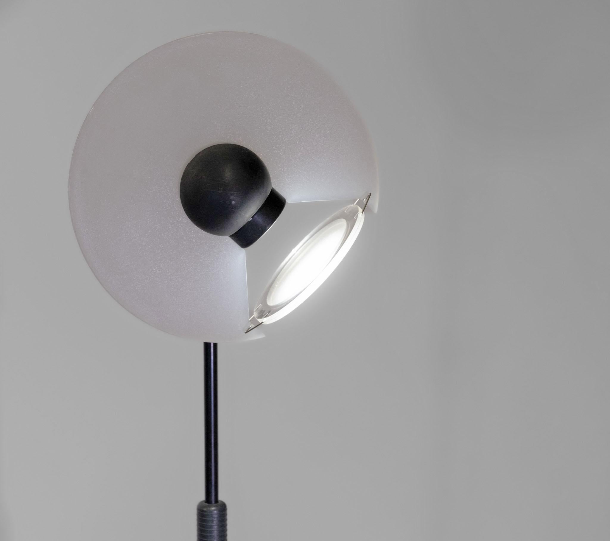 Verstellbare postmoderne italienische Stehlampe mit italienischer Höhe von Arteluce, Modell Club 1195, 1980 im Angebot 2