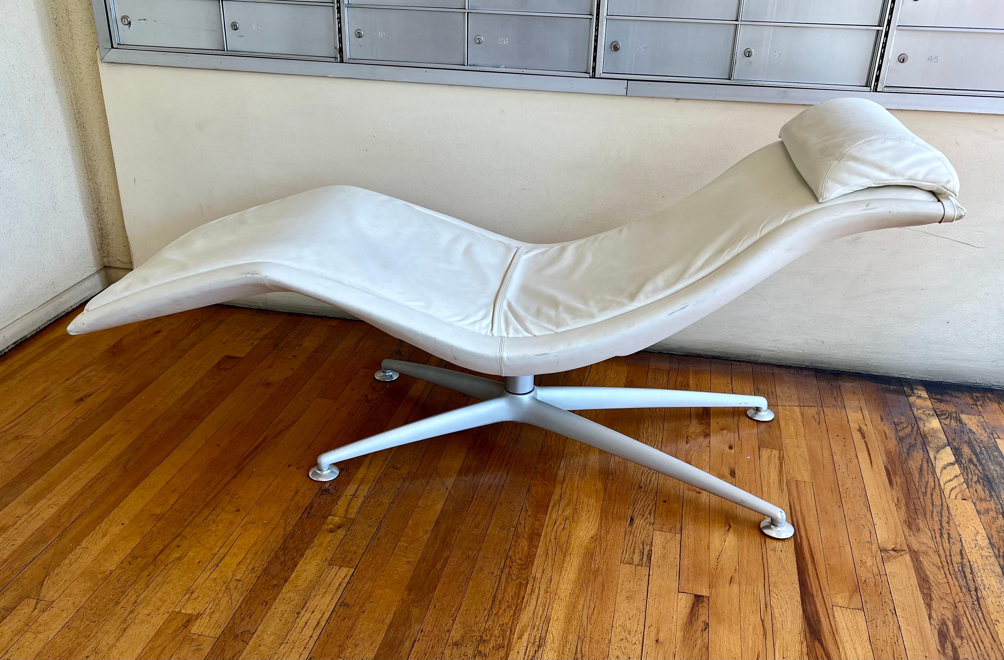 bella e comoda chaise longue in pelle di Poltrona Frau del 2000 circa, base in acciaio massiccio e pelle bianca in buone condizioni originali con alcune imperfezioni come mostrato.