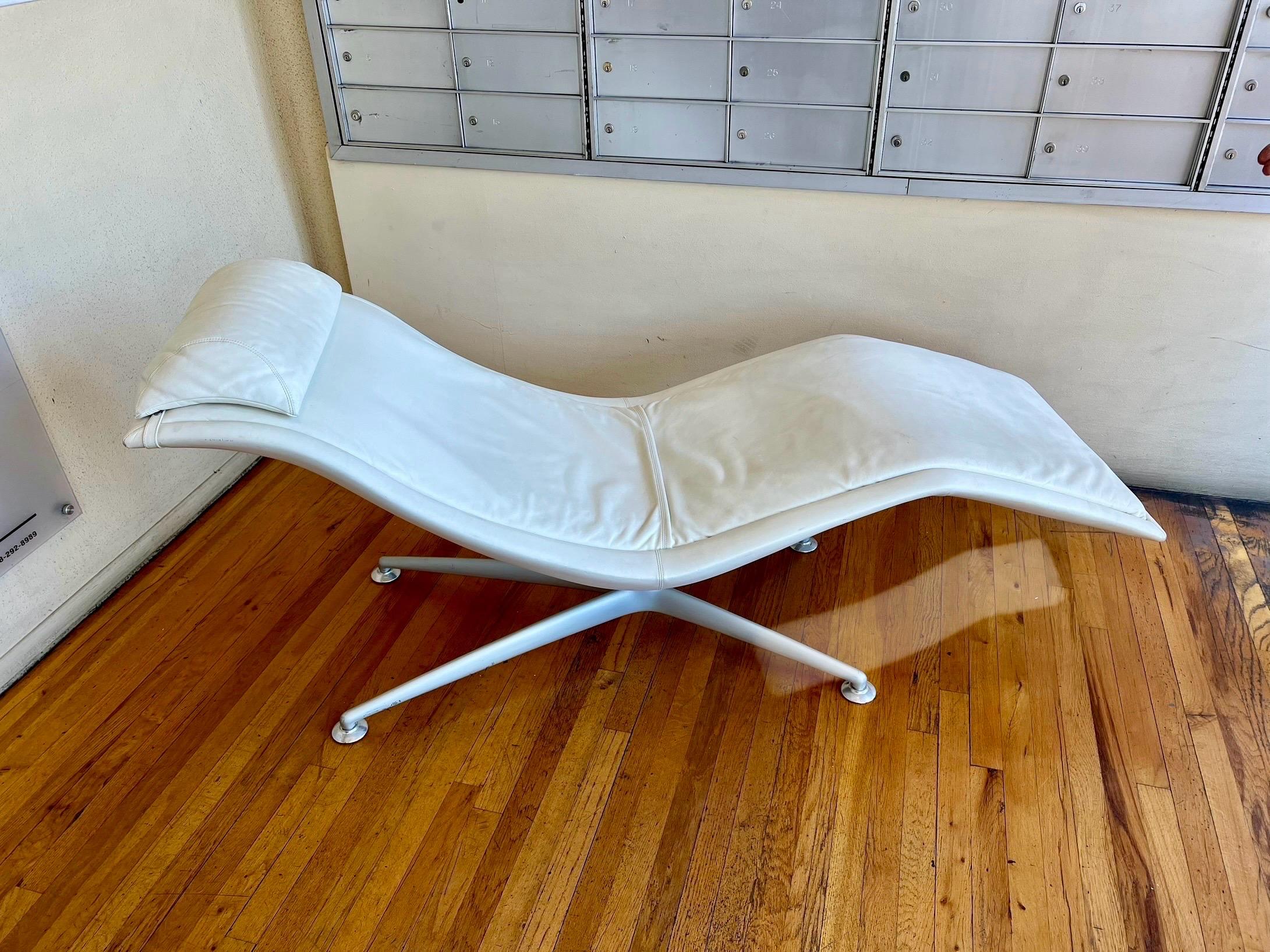 Italiano Chaise Lounge Larus in pelle italiana postmoderna di Poltrona Frau