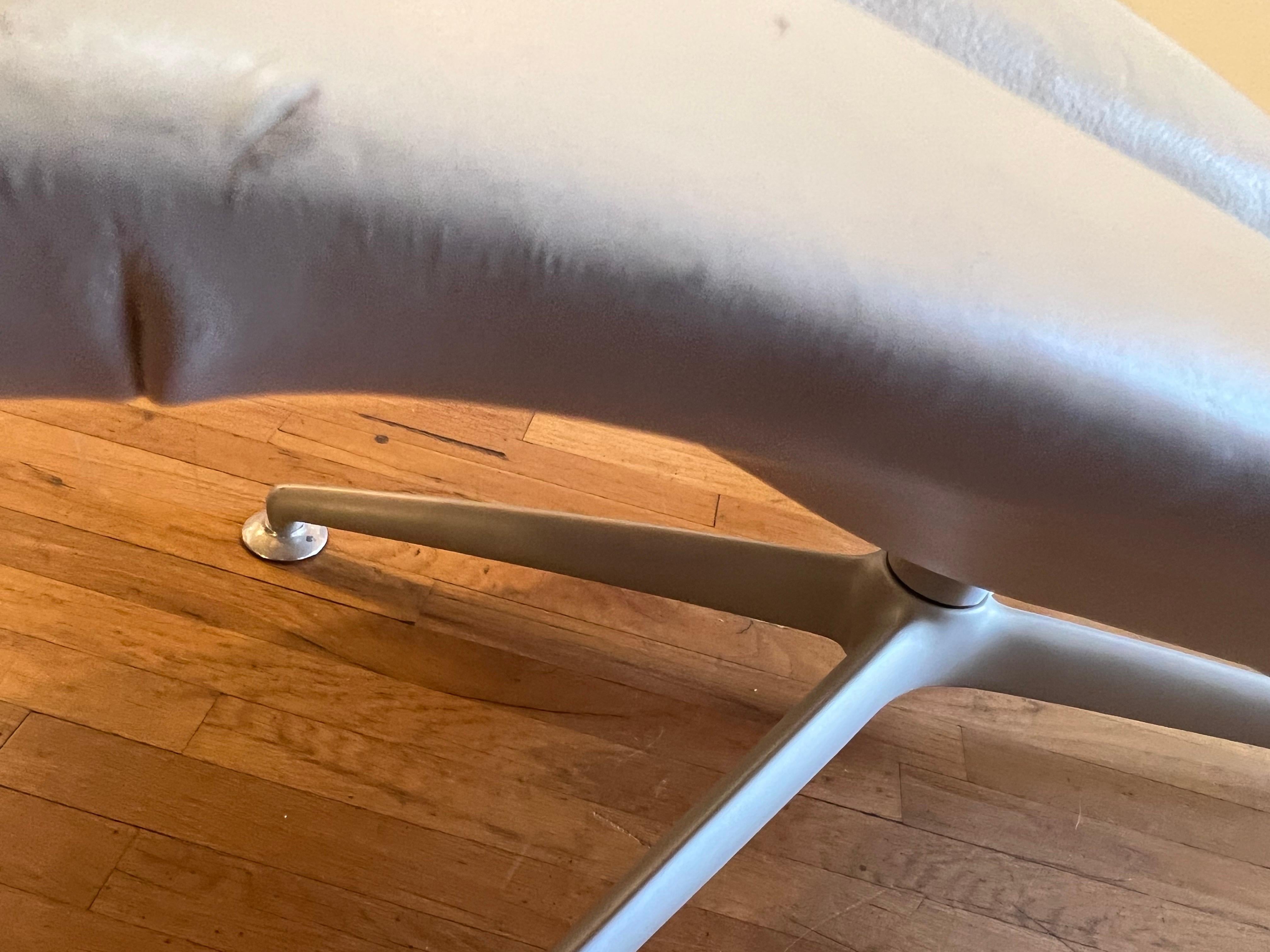 Acciaio Chaise Lounge Larus in pelle italiana postmoderna di Poltrona Frau