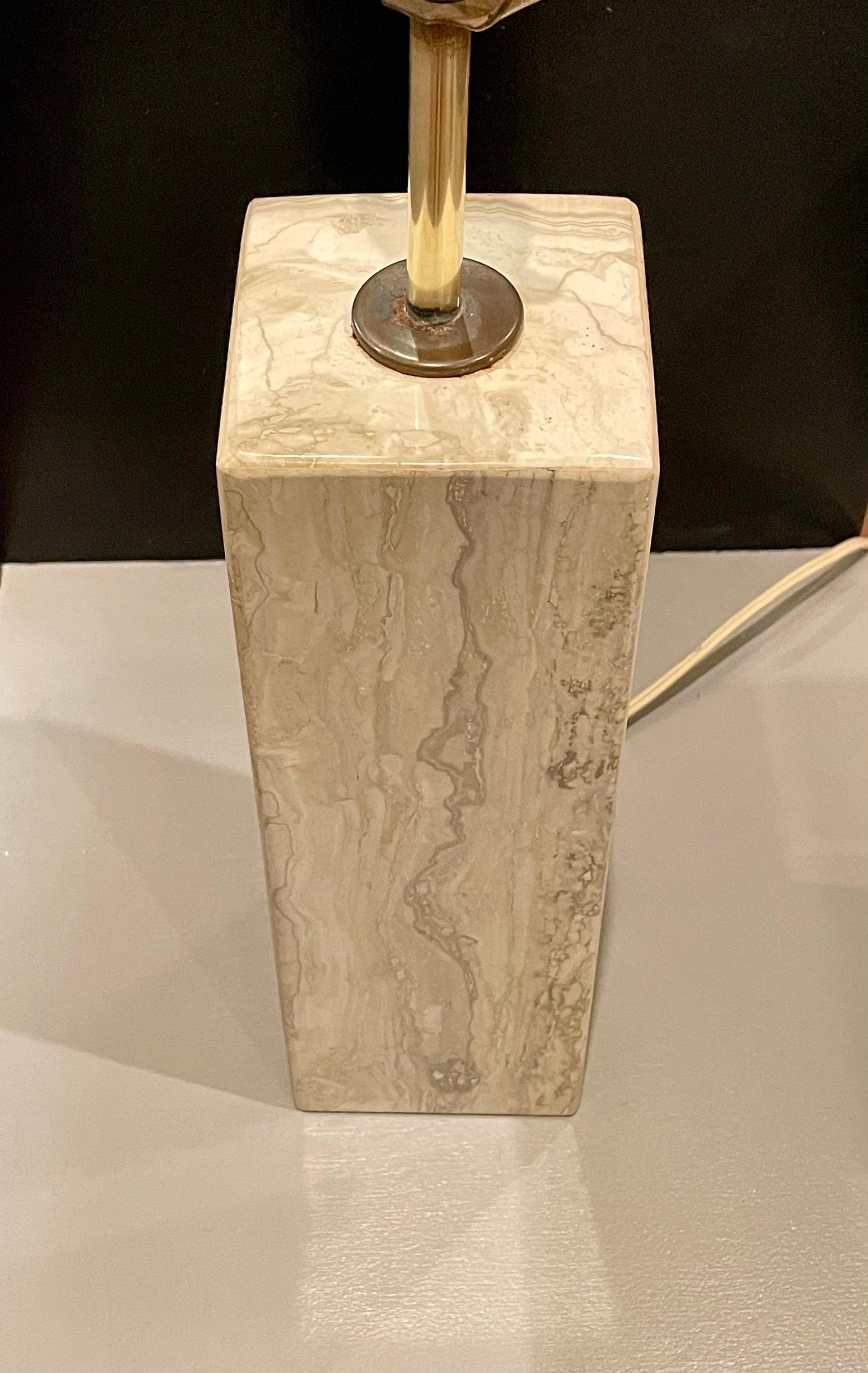 Mid-Century Modern Lampe colonne de table italienne postmoderne en marbre et laiton en vente