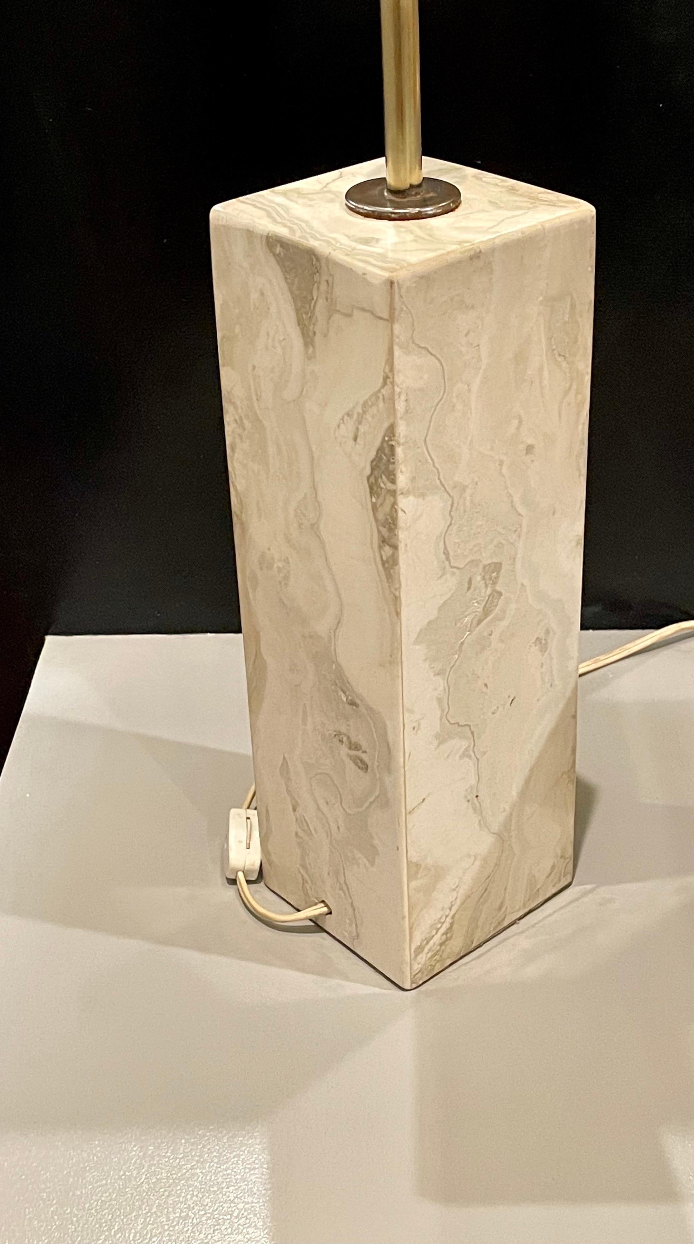 Lampe colonne de table italienne postmoderne en marbre et laiton Bon état - En vente à San Diego, CA