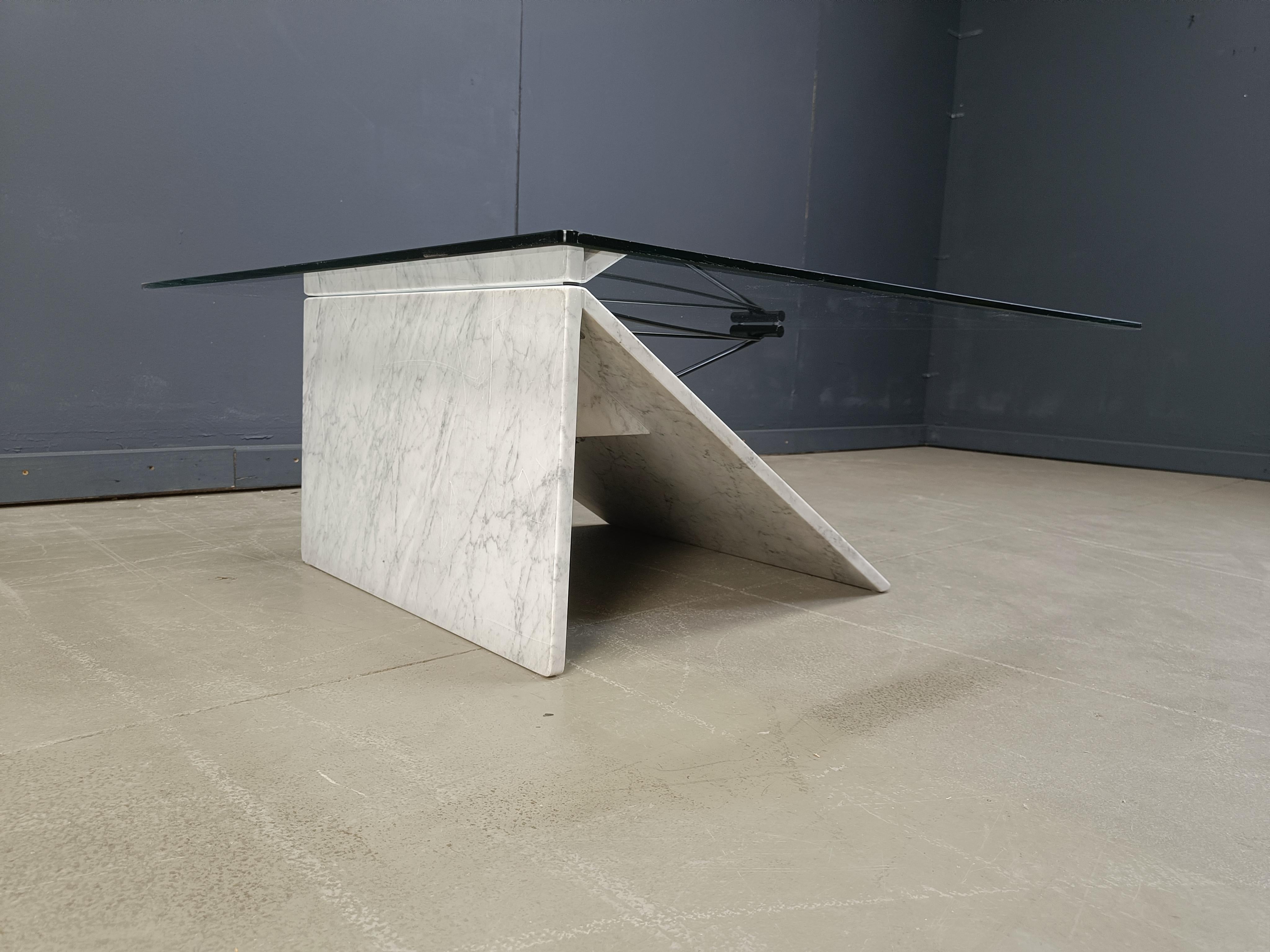 
Postmodern angular white marble coffee table with black metal supporst and a clear bevelde glass top.

Timeless design, beautiful marble.

Very good condition

1980s - Italy

Dimensions
Height: 40cm
Width x depth: 100cm

Ref.: 25051101

*All images