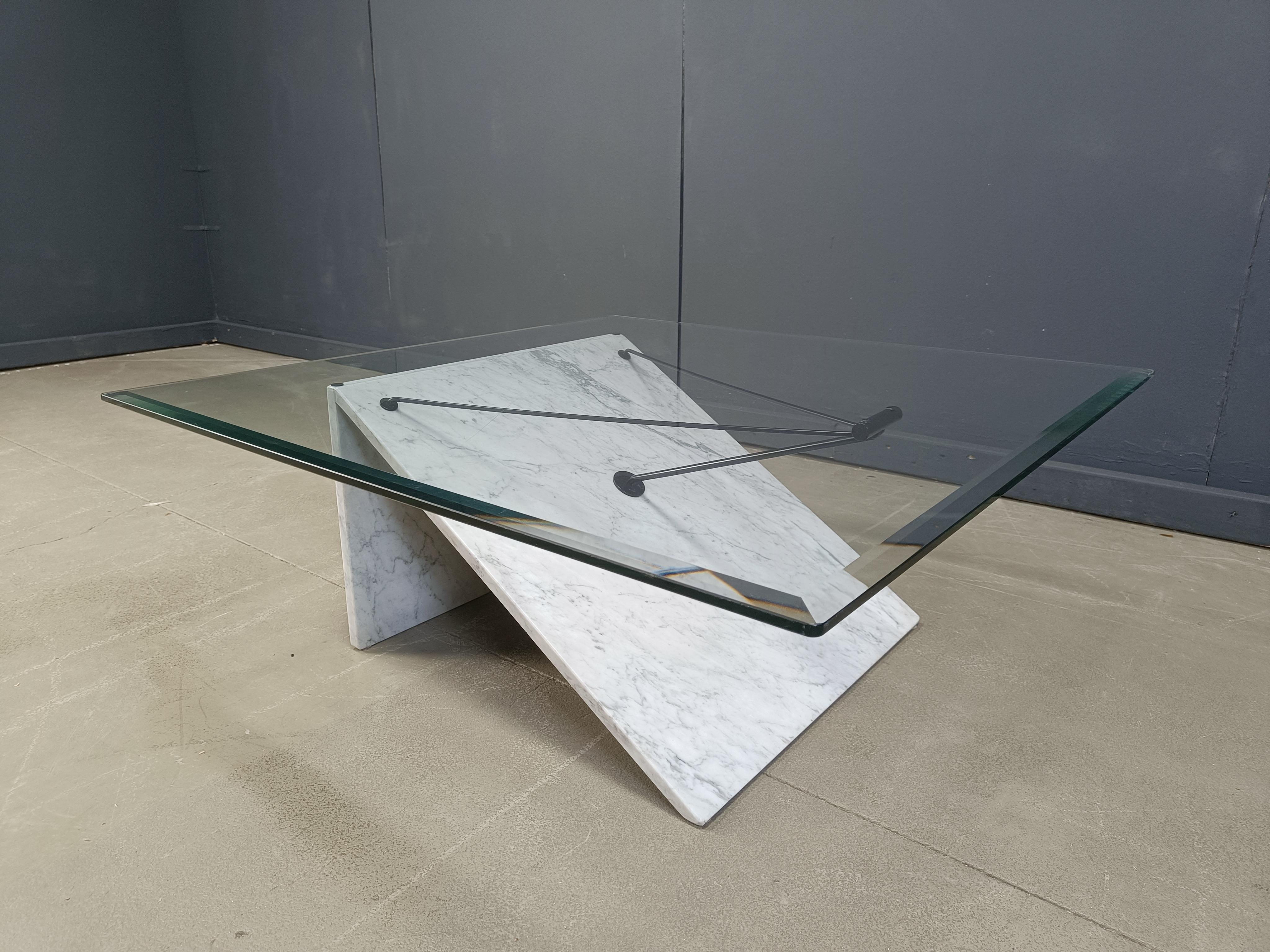 Postmodern italian marble coffee table, 1980s In Good Condition For Sale In Leuven, Vlaams Gewest