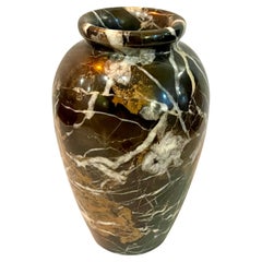 Vaso a urna in marmo italiano postmoderno
