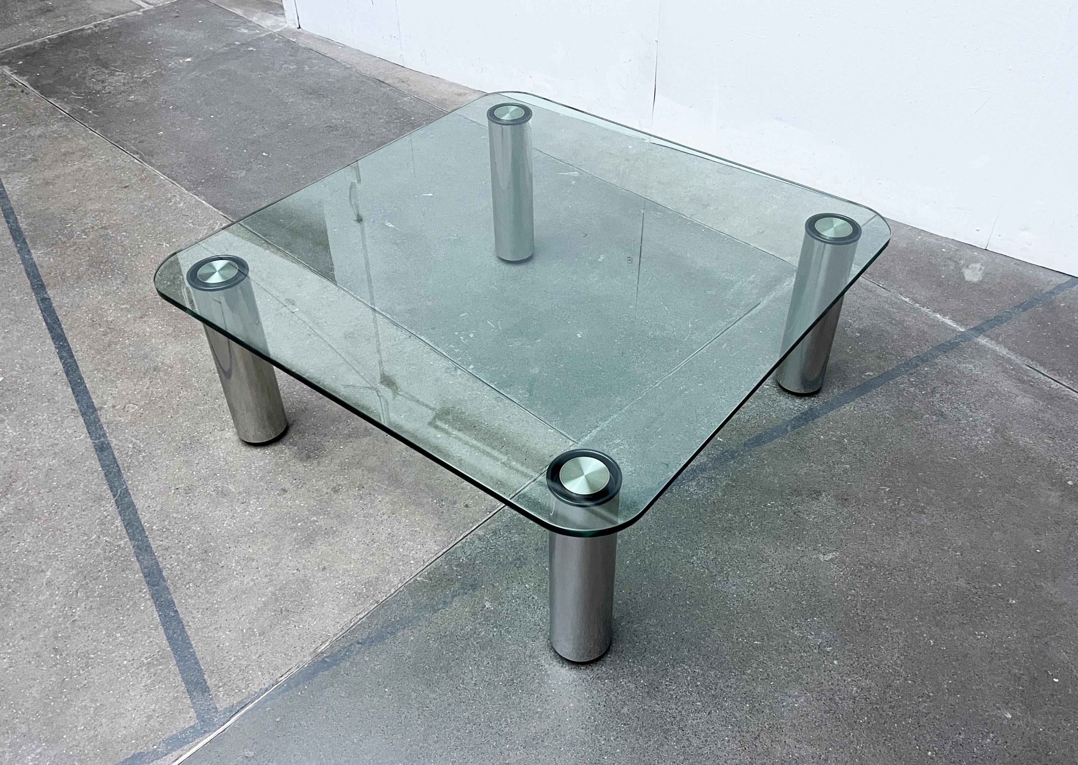 Schwerer Couchtisch aus Glas des italienischen Herstellers Zanotta nach einem Entwurf von Marco Zanuso aus den späten 1960er Jahren.

Ein Klassiker des italienischen Designs. Das Design besticht durch seine einfache Geometrie und die hochwertigen