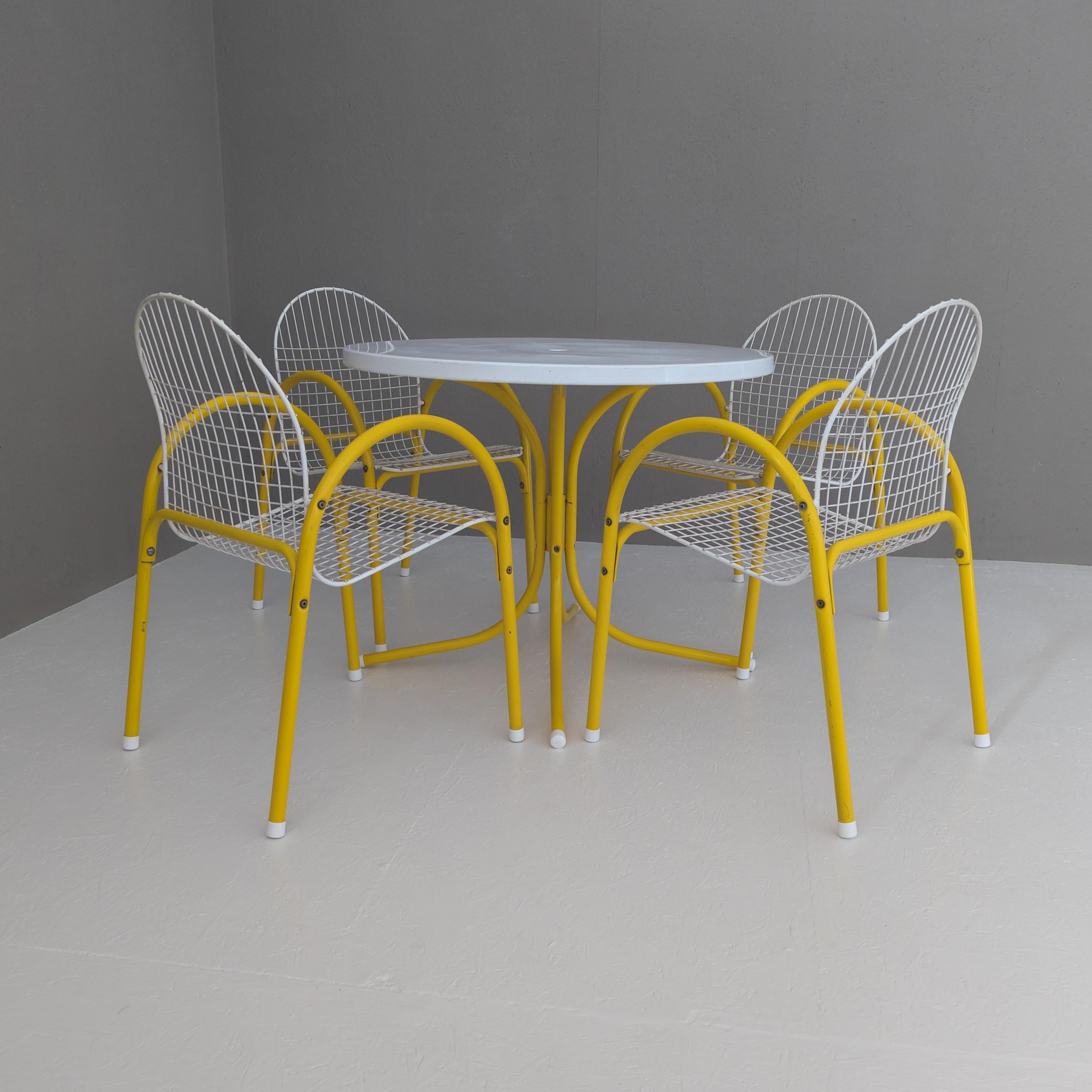 Ein auffälliges postmodernes Gartenset des italienischen Herstellers EMU, das in den 1980er Jahren hergestellt wurde. Dieses Set besteht aus vier Stühlen und einem passenden Tisch und kombiniert verspielte Farben mit den klaren, funktionalen Linien