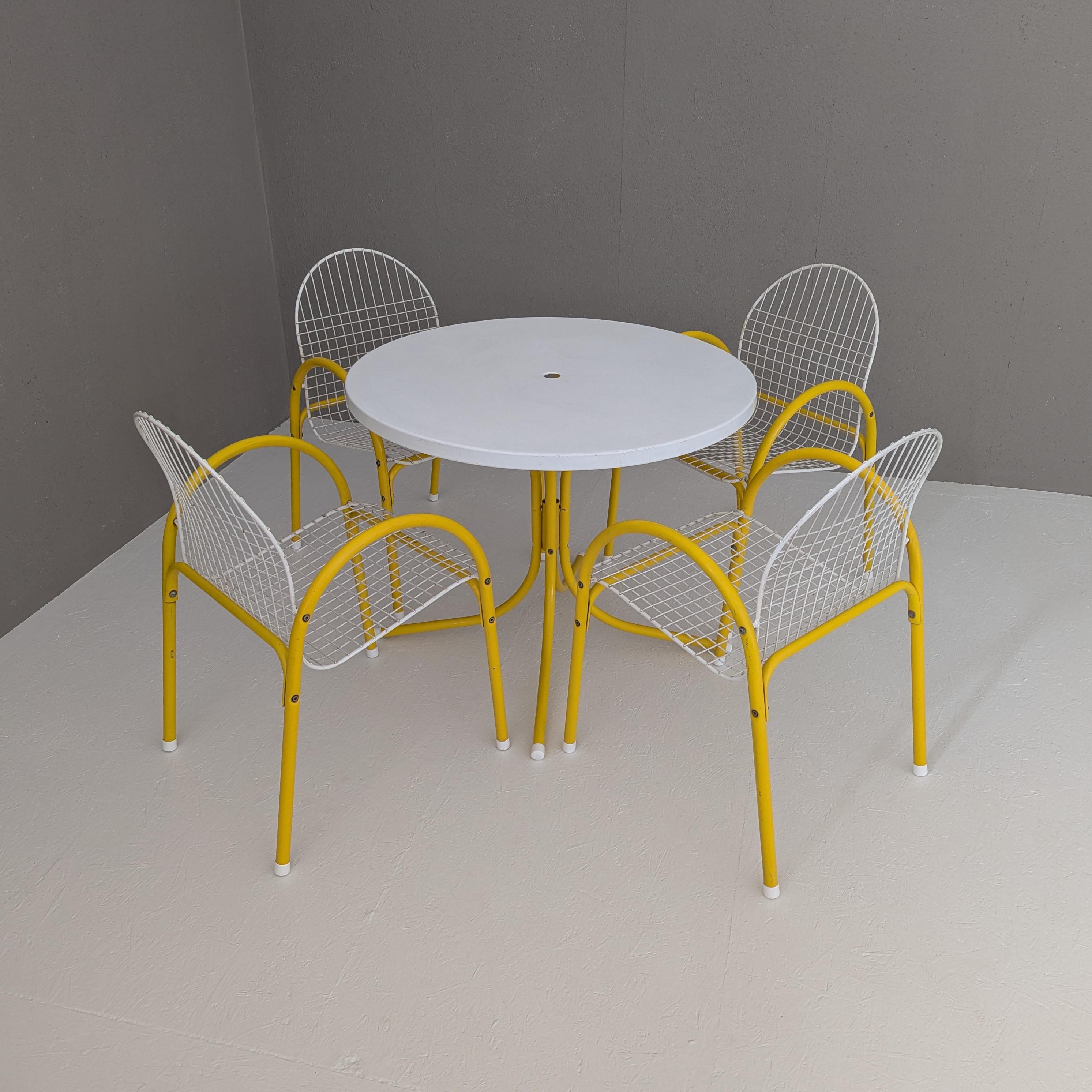 Postmodernes italienisches Esszimmer-Set aus Metalldrahtgeflecht von EMU, 1980er Jahre (Italienisch) im Angebot
