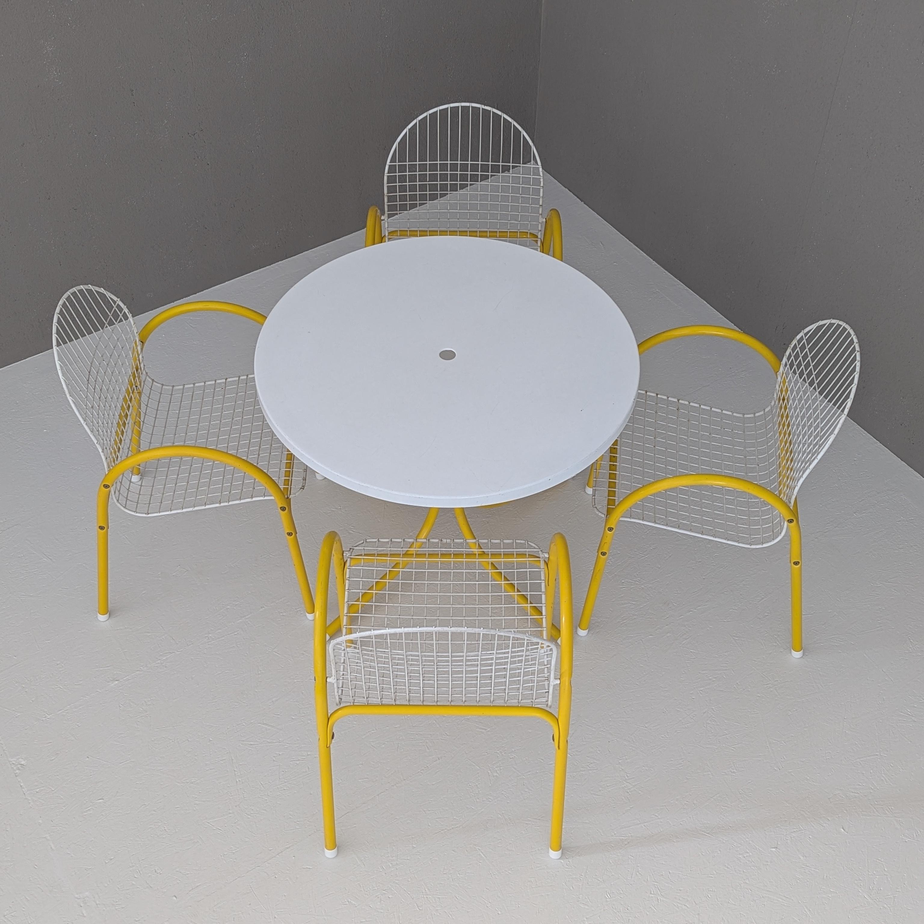 Postmodernes italienisches Esszimmer-Set aus Metalldrahtgeflecht von EMU, 1980er Jahre (Lackiert) im Angebot