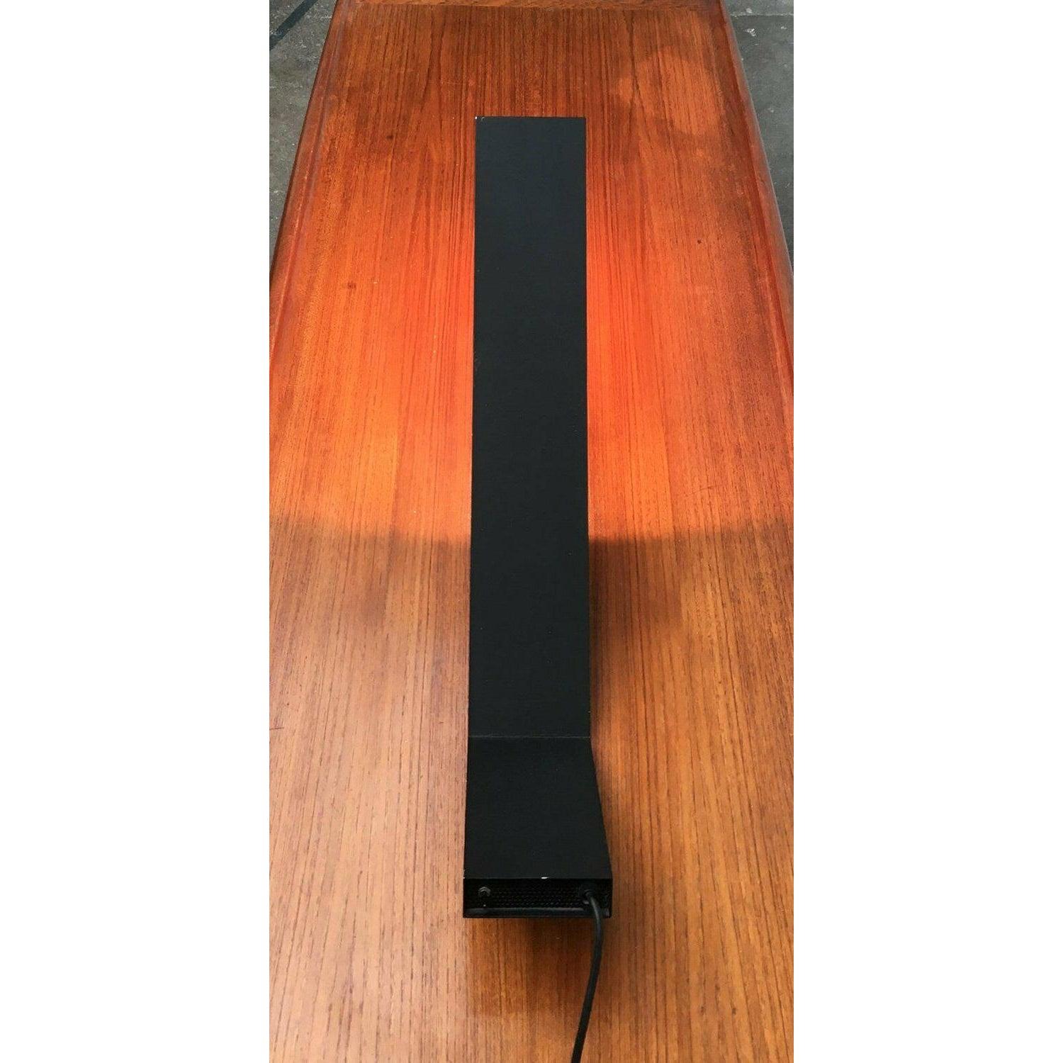Rare lampe de table du fabricant italien Eleusi basée sur un design de Marco Zotta des années 80.

La forme de cette lampe suit un geste saisissant. Un angle plat, avec deux longueurs de jambes différentes, qui se rétrécit jusqu'à devenir presque