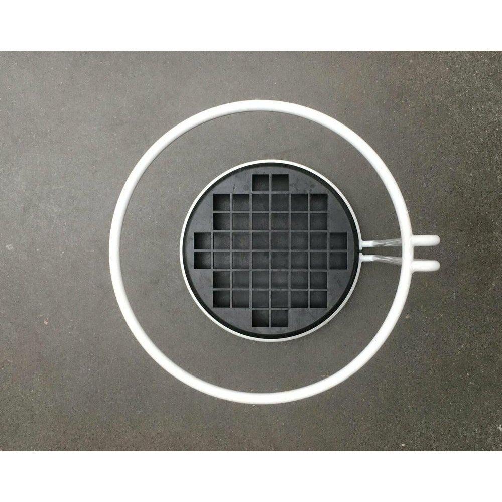 Porte-parapluies postmoderne de Magis d'après un design de Boccato, Gigante et Zambusi Architetti.

Le contraste entre le noir et le blanc est saisissant. L'acier rond est peint en blanc et s'attache à une base en polypropylène noir. La forme