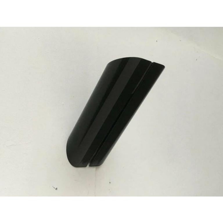 Aplique minimalista del fabricante italiano Artemide basado en un diseño de Gianfranco Frattini de finales de los años 70.

La versión aplique de la conocida lámpara de pie de Artemide. Al igual que el Megaron Terra, el Parete tiene el mismo