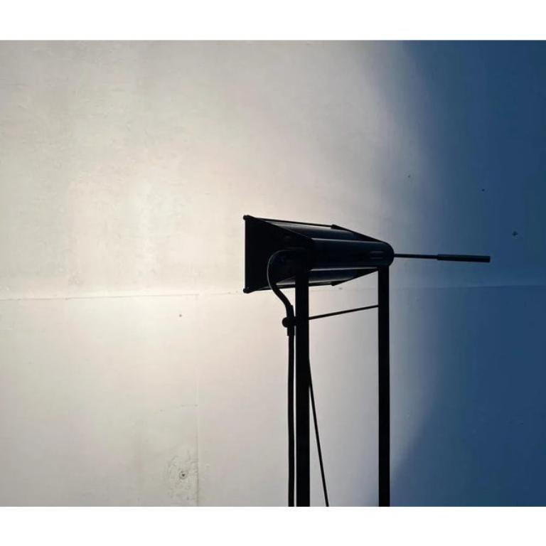 Elegante lámpara de pie del fabricante italiano Lumina según un diseño de Walter Monici y Paolo Salvo de los años 80.

Todo el cuerpo de la luminaria puede entenderse como una puesta en escena de la construcción. La lámpara se disuelve completamente