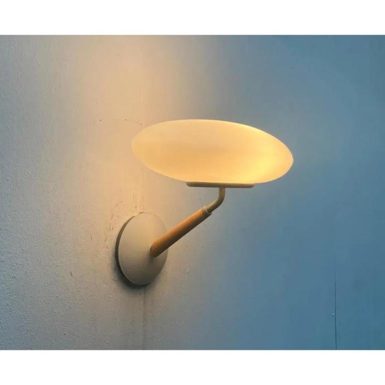 La versión de apliques de la serie de luces PAO de Matteo Thun. Aquí en una versión poco frecuente con madera clara.

Las luces Pao impresionan con su característico difusor de cristal mate. Sin embargo, la combinación de materiales de cristal y