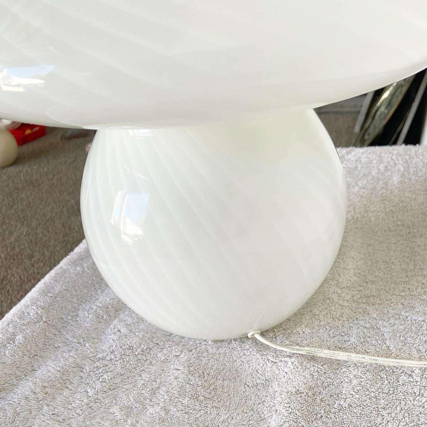 Incredibile lampada a fungo postmoderna d'epoca in vetro di Murano. Presenta un divertente vortice bianco attraverso il bicchiere.