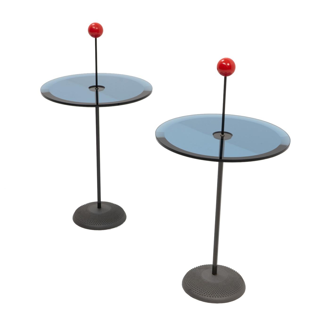 Minimalistisch gestalteter Orio-Beistelltisch des Architekten und Designers Pierluigi Cerri für Fontana Arte, 1970er Jahre:
Die Basis dieses Tisches ist aus Gusseisen mit einem Metallstiel und einer seltenen, blau getönten
