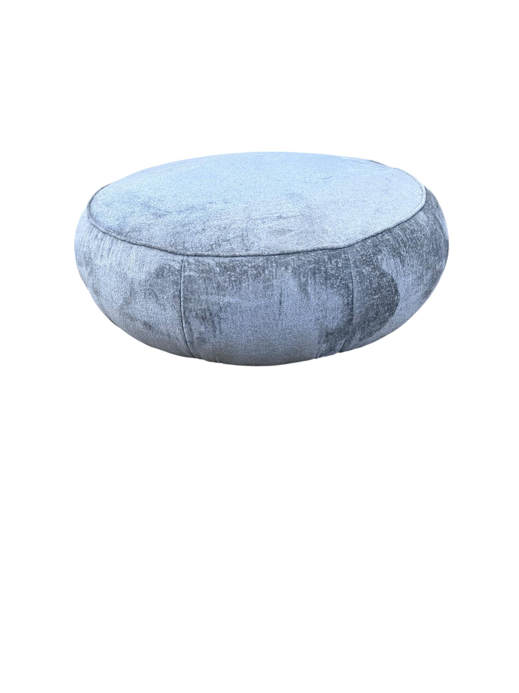 Ottomana italiana postmoderna realizzata secondo lo stile di Ichiro Iwasaki per Arper Italia, appena rivestita in ciniglia blu

Il suo design elegante e la lavorazione di alta qualità lo rendono un'aggiunta perfetta a qualsiasi interno moderno,